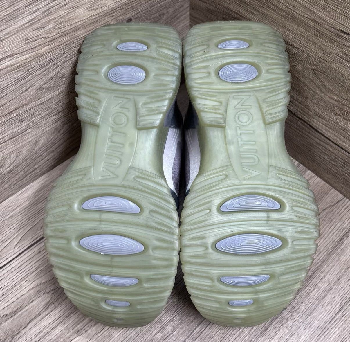 Louis Vuitton Louis Vuitton Run Away Grey Monogram Sneakers J41 Size US 8 / EU 41 - 5 Thumbnail