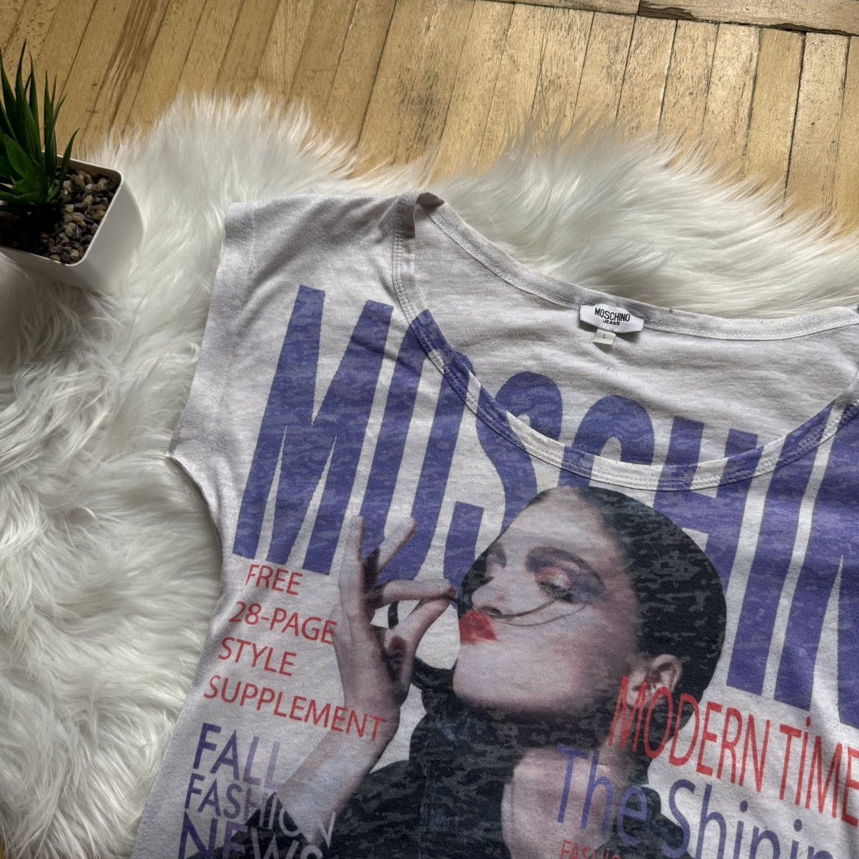 Moschino 📌 Vintage Moschino Jeans Y2K Newspaper Graphic T-Shirt Size L / US 10 / IT 46 - 2 Thumbnail