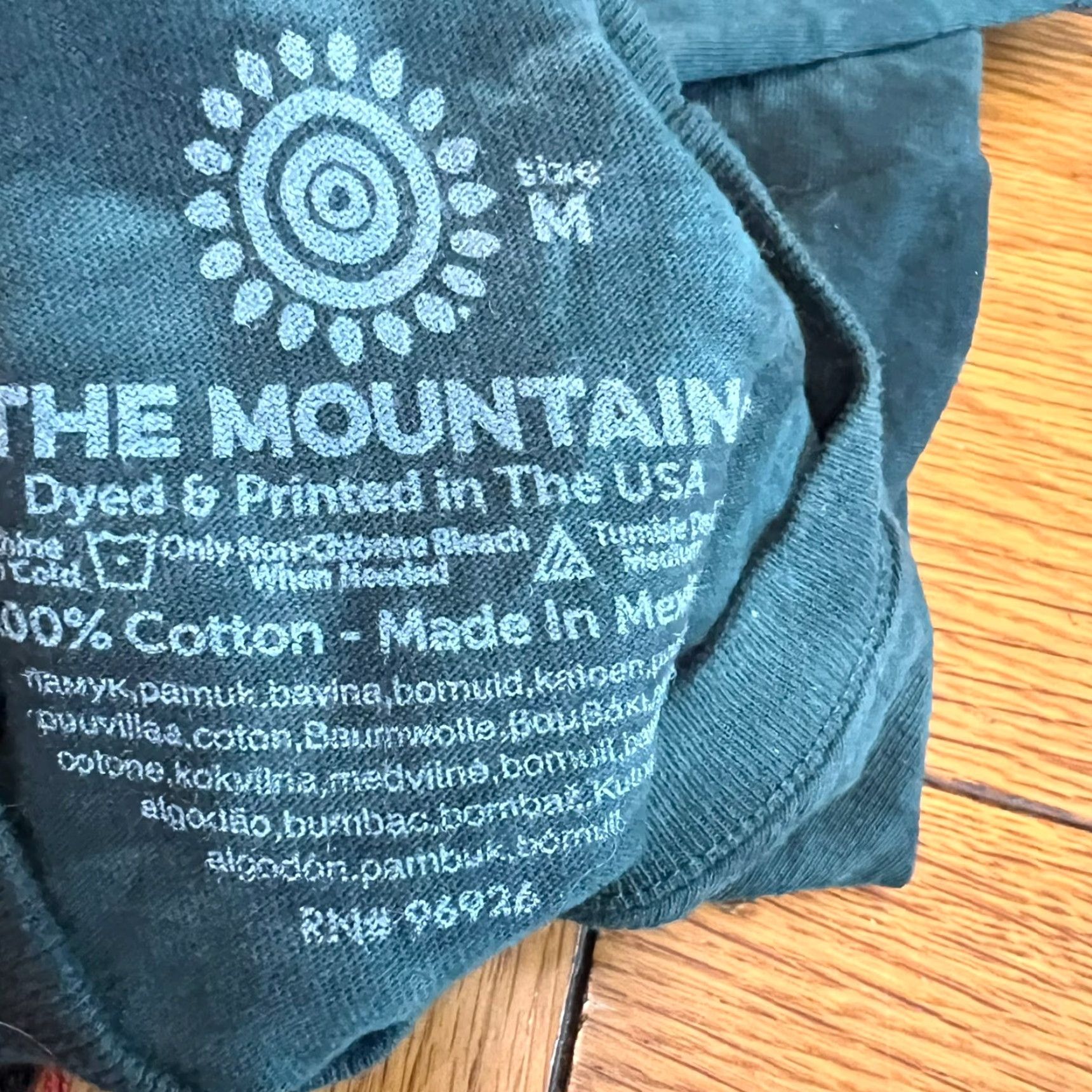 The Mountain VINTAGE The Mountain T-Shirt Men Adult Medium Green Graphic Wolf Nature USA Short Sleeve Size US M / EU 48-50 / 2 - 5 Thumbnail