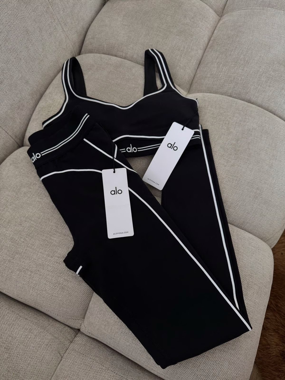 Alo Yoga Black Alo Set Bra & Leggings Size 28" / US 6 / IT 42 - 1 Preview