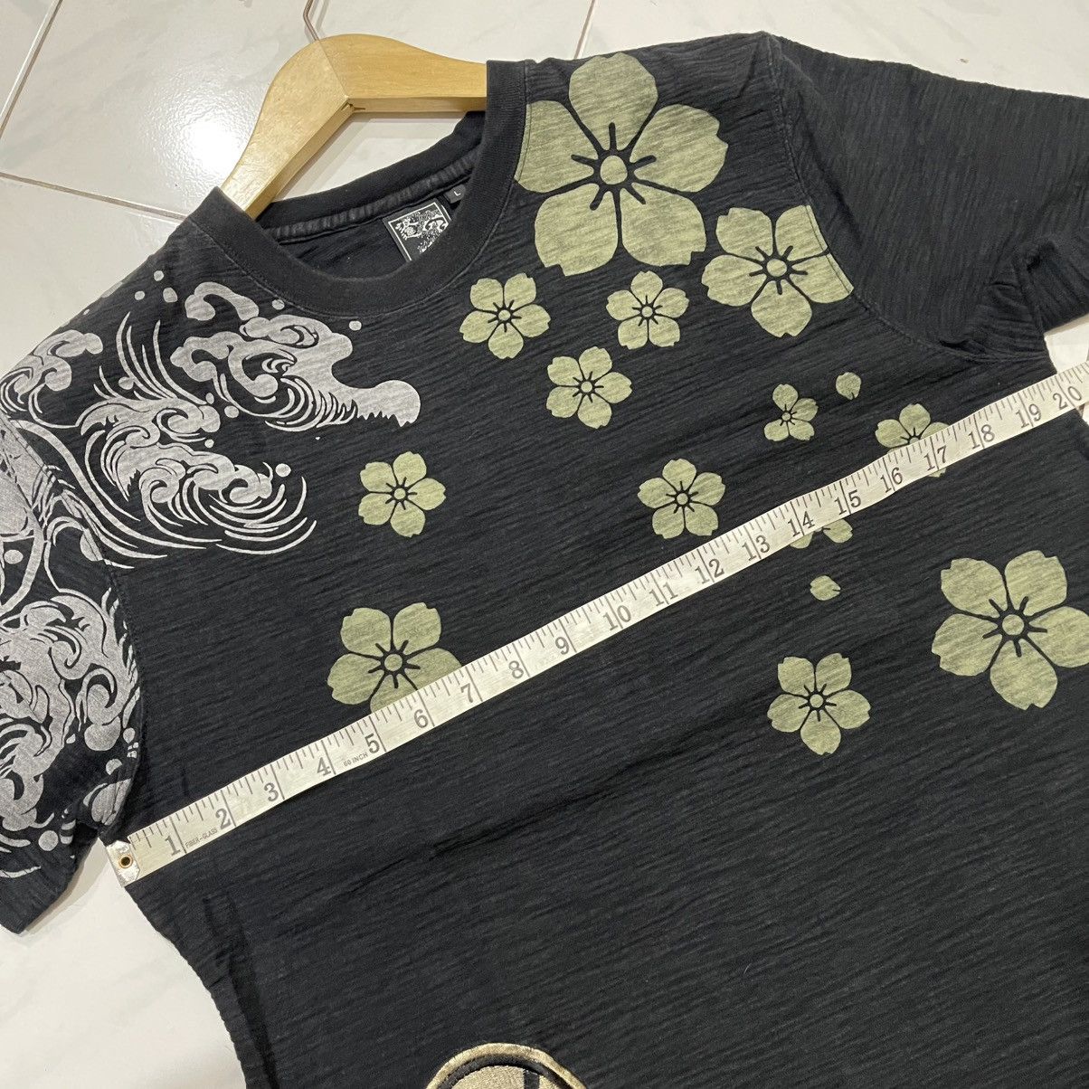 Kamakura Sukajan namiwa nottemo nomareruna tee Size US L / EU 52-54 / 3 - 11 Thumbnail