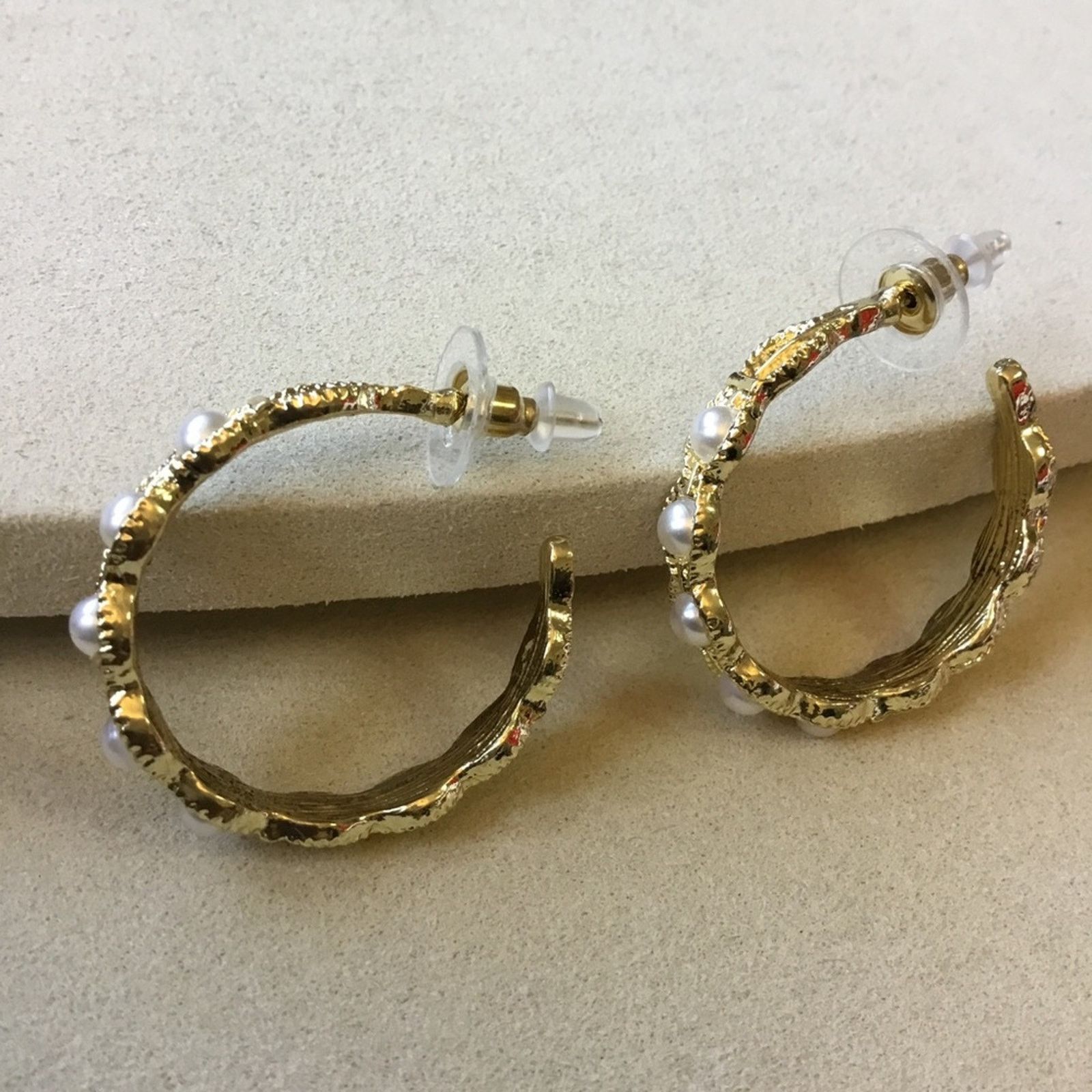 Other Elegant Gold Pearl Scalloped Hoop Earrings Size ONE SIZE - 10 Thumbnail