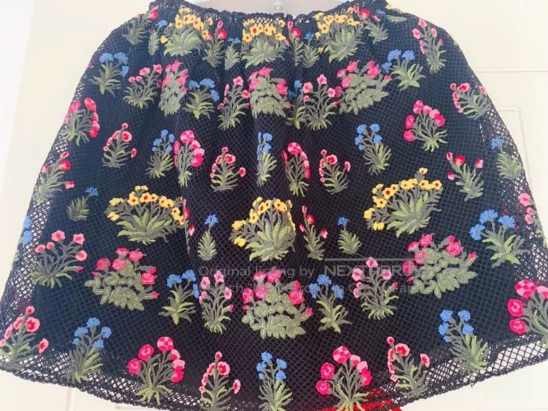 Valentino Valentino Embroidered flower bust Size M / US 6-8 / IT 42-44 - 1 Thumbnail
