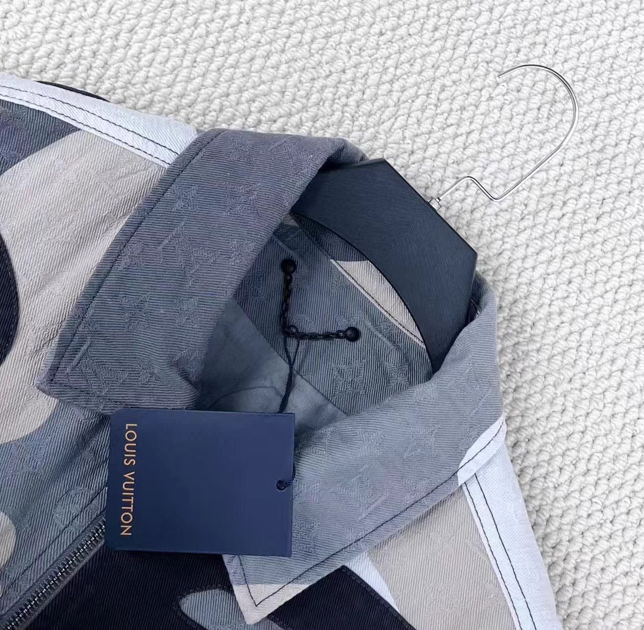 Louis Vuitton Louis Vuitton monogrammed geometric logo zip-up denim jacket Size US M / EU 48-50 / 2 - 3 Thumbnail