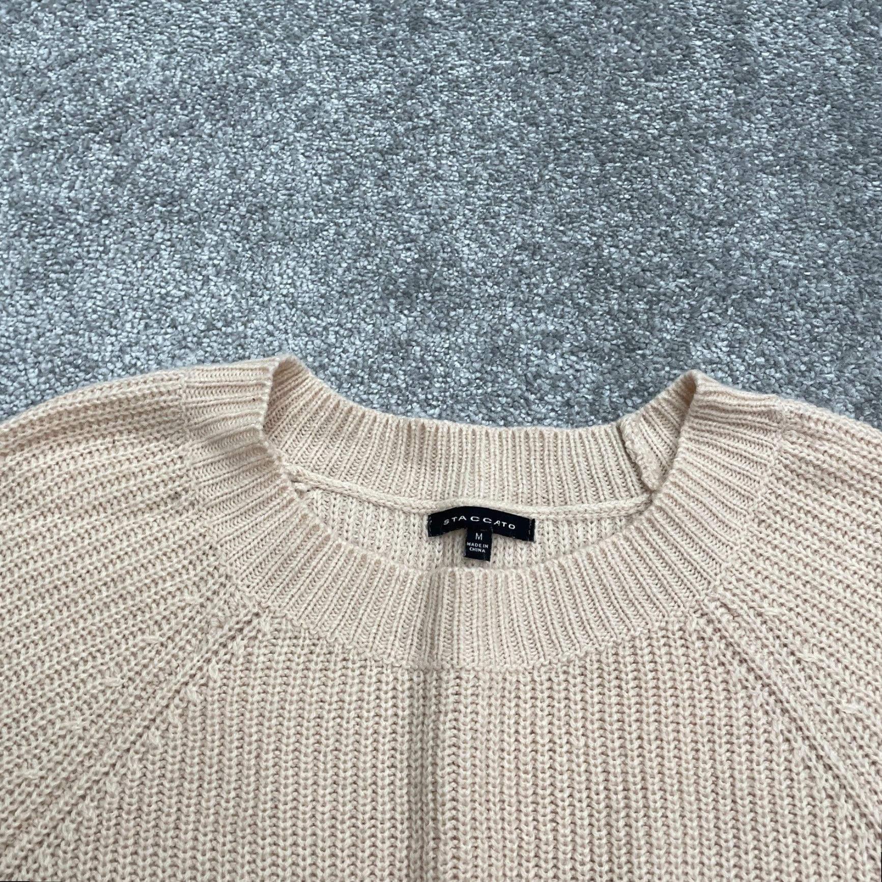 Vintage Staccato Sweater Women Medium Beige Raglan Side Holes Knit Acrylic Pullover Designer Classic Size M / US 6-8 / IT 42-44 - 3 Thumbnail