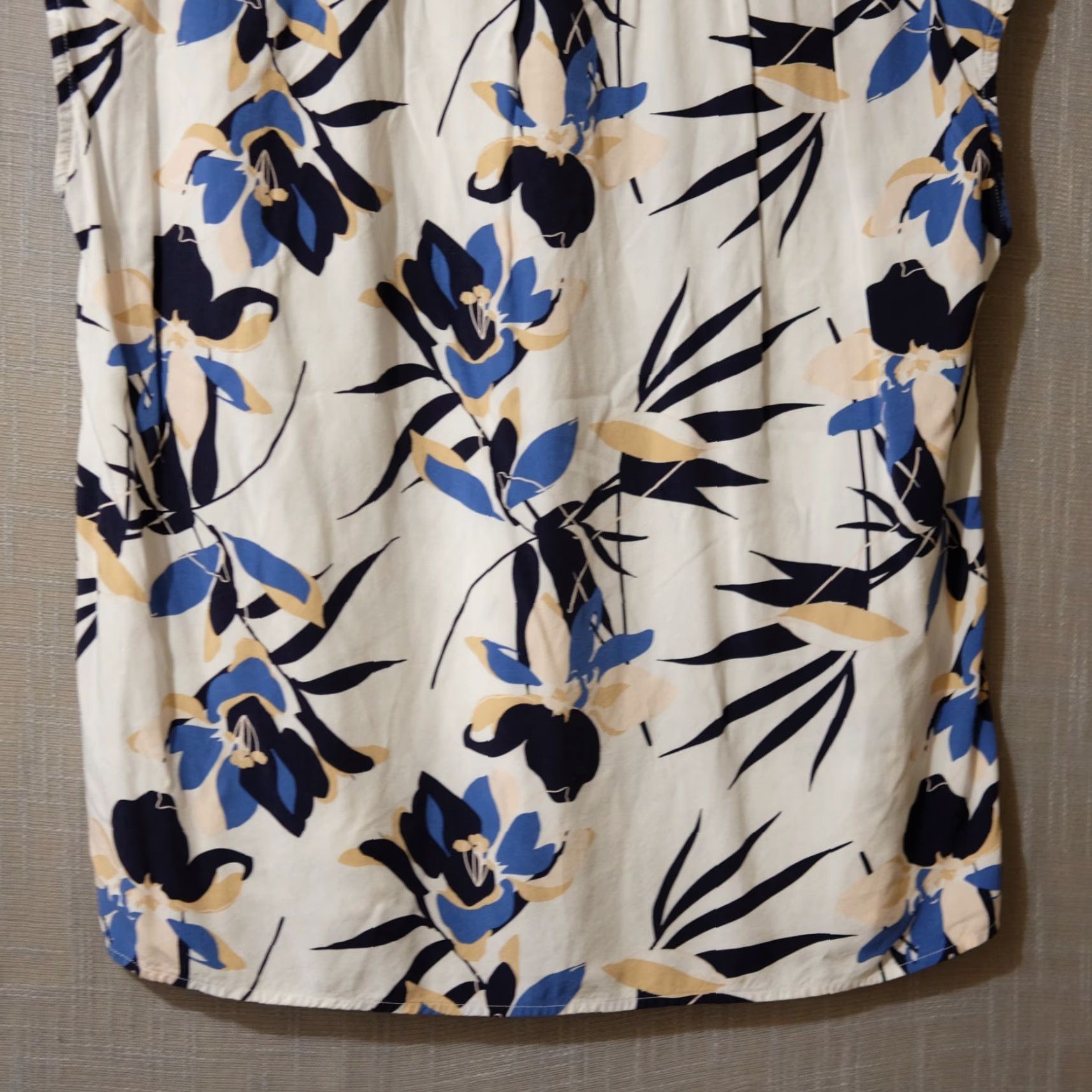 Liz Claiborne Liz Claiborne Floral Sleeveless Blouse Womens L 100% Rayon White/Blue/Mustard Casual V-Neck Pullover Regular Shirt Mens? Size L / US 10 / IT 46 - 6 Thumbnail