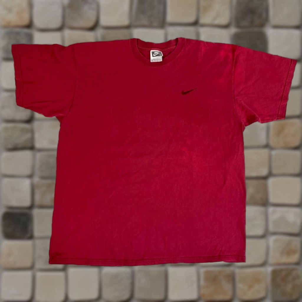 Nike Nike Men's 90s T-Shirt XL Red Cotton Embroidered Logo Made in USA Vintage Size XL Shirt Mens Size US XL / EU 56 / 4 - 1 Thumbnail