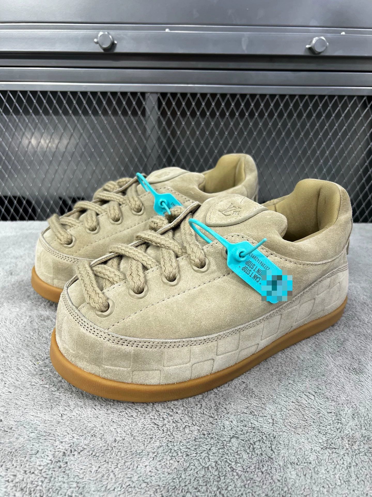 Louis Vuitton Louis Vuitton Collab Beige Lowtop Sneakers 25 Men Size US 10 / EU 43 - 1 Thumbnail