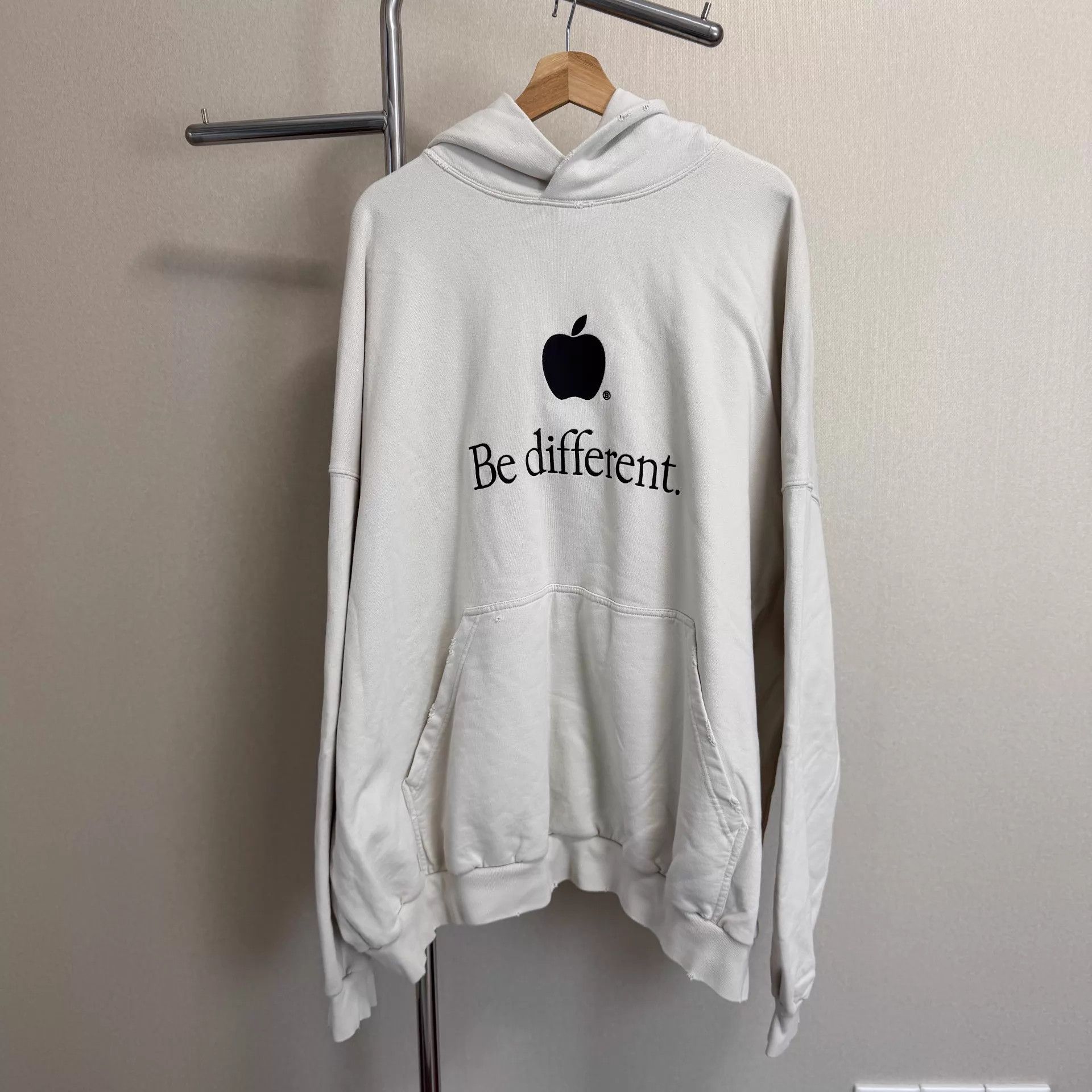 Balenciaga Balenciaga FW22 Apple Logo Oversized White Sweatshirt 3 Size US L / EU 52-54 / 3 - 1 Thumbnail