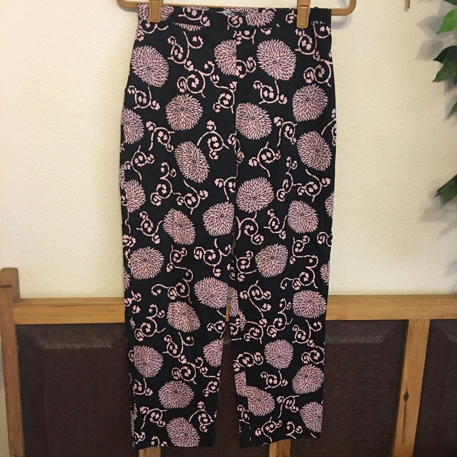 Other Studio JPR pink & black floral print cropped pants Size 30" / US 8 / IT 44 - 1 Thumbnail