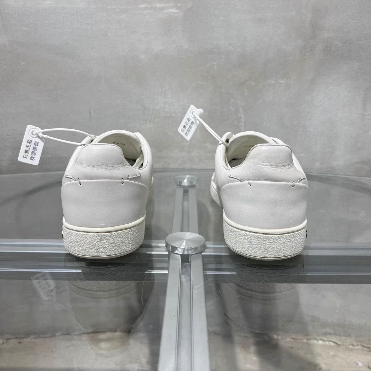 Louis Vuitton LV Classic Metal White Sneakers UK2.5 EU36.5 Size US 5.5 / IT 35.5 - 6 Thumbnail