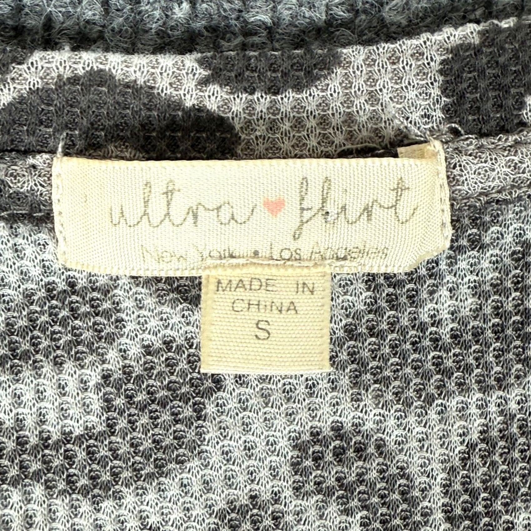Vintage Ultra Flirt Leopard Print Long Sleeve Crew Neck Knit Top Womens Tunic S Small Lightweight Stretch Waffle Knit Gray Fluffy? Size S / US 4 / IT 40 - 3 Thumbnail