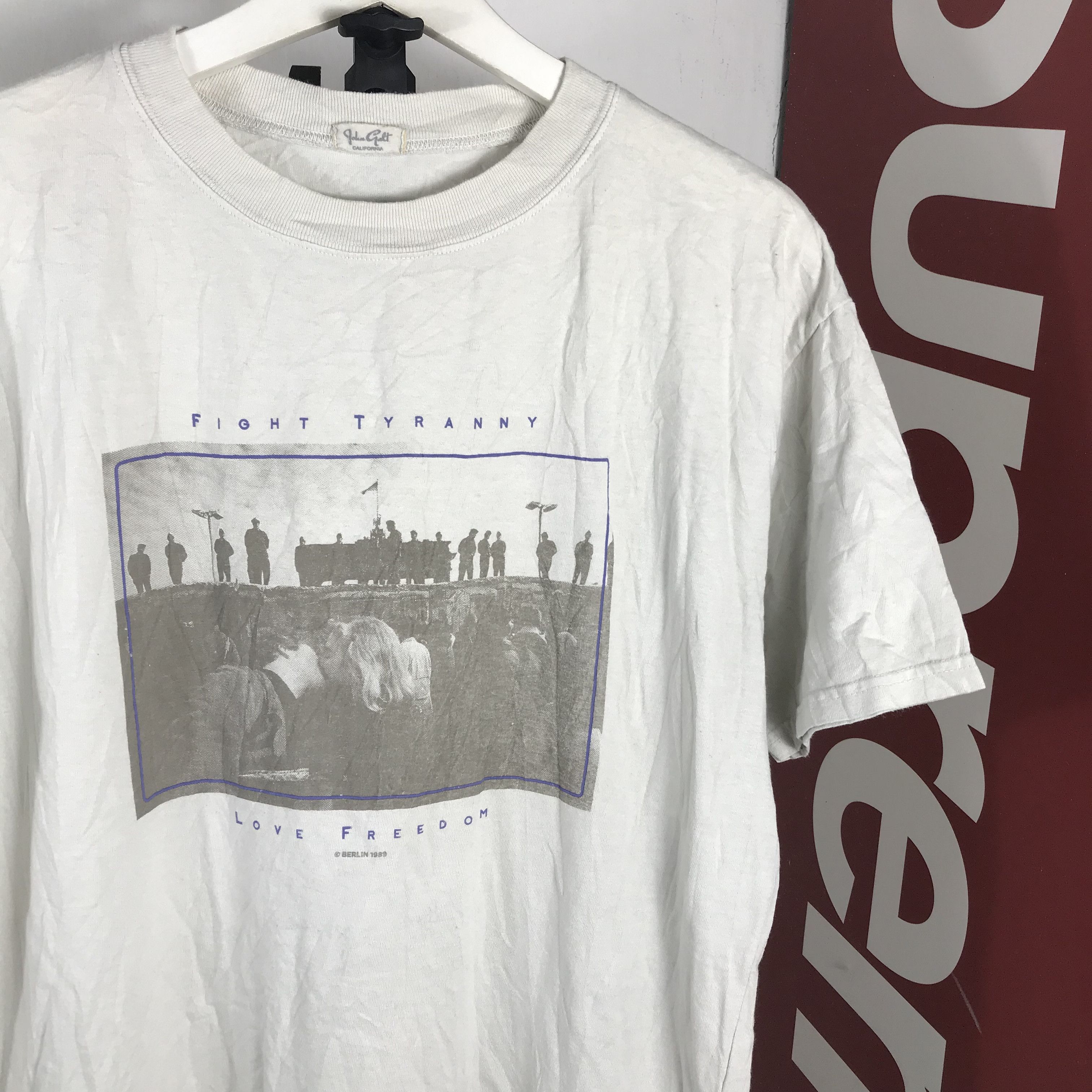 Vintage Brandy Melville Fight Tyranny Love Freedom Berlin phototee Size US L / EU 52-54 / 3 - 4 Thumbnail