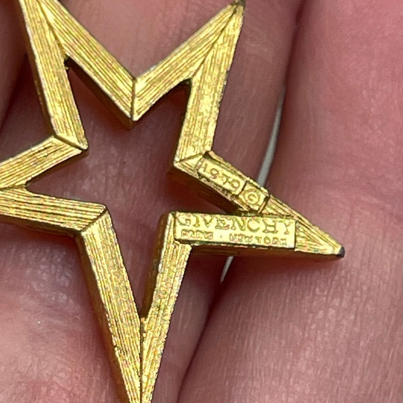Givenchy VNTG Givenchy 1979 Gold Plated Vintage Star Pendant Necklace Size ONE SIZE - 3 Thumbnail