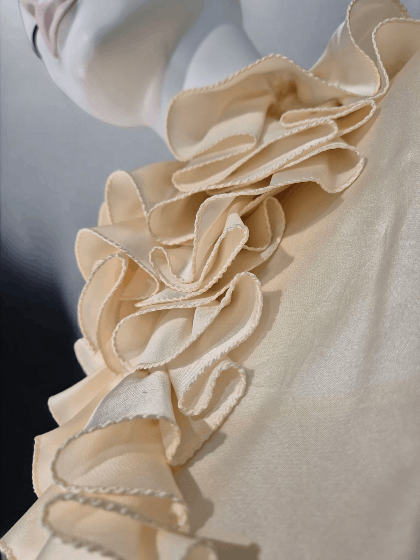 Valentino Valentino- Silk Ruffled Blouse Ivory -Rare Archive Piece Size M / US 6-8 / IT 42-44 - 1 Thumbnail
