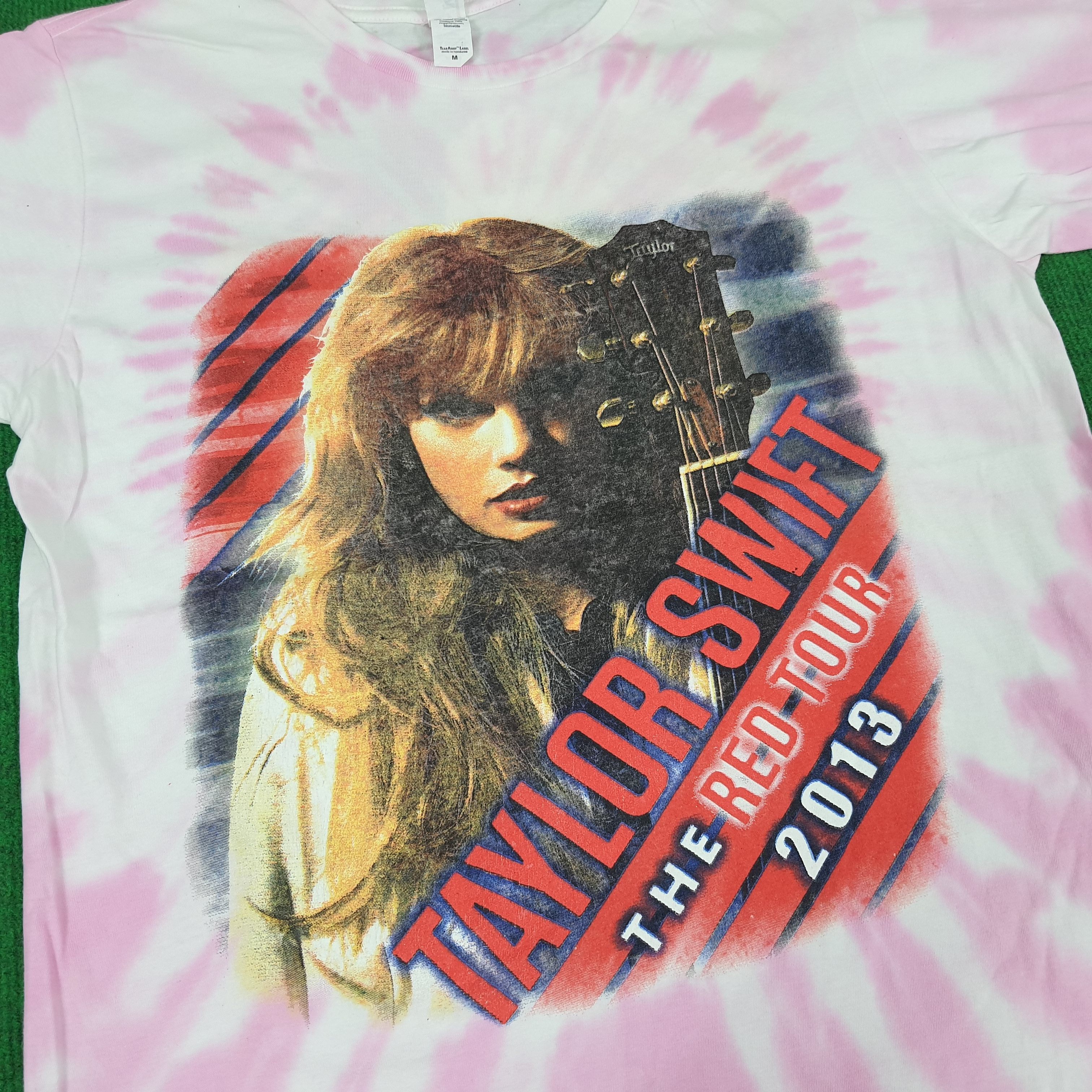 Band Tees Vintage Taylor Swift The Red Tour 2013 T-shirt Size US M / EU 48-50 / 2 - 4 Thumbnail