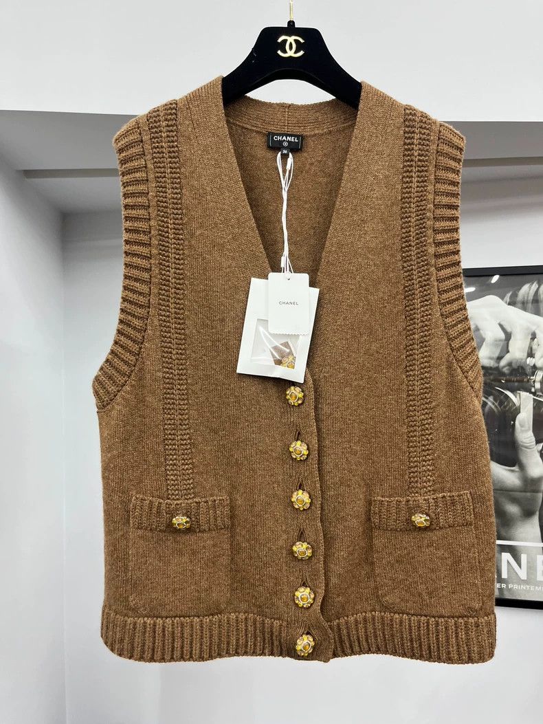 Chanel Chanel 24A brown V-neck knitted vest Size XS / US 0-2 / IT 36-38 - 1 Thumbnail