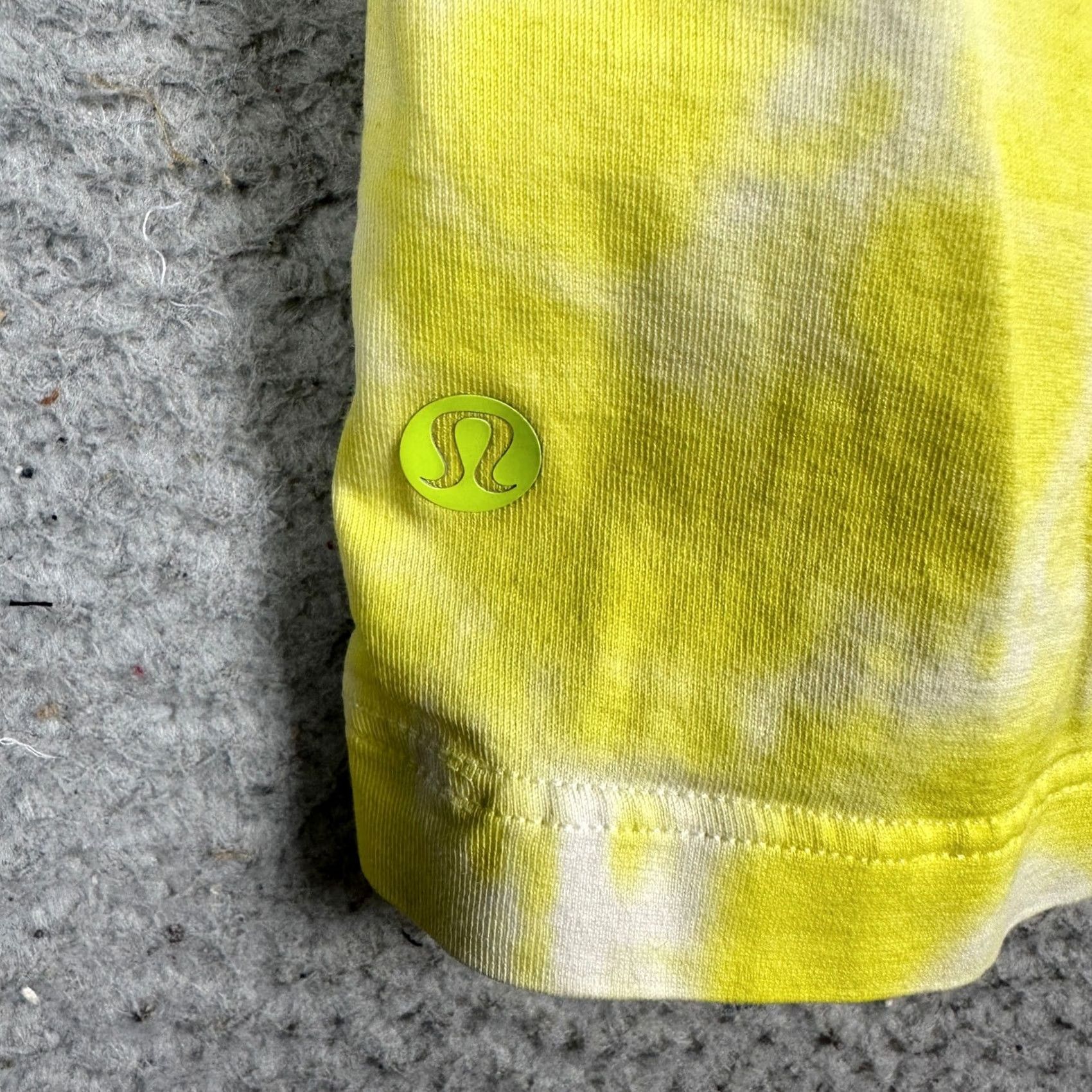Lululemon Lululemon T-Shirt Womens 1X 16-18 Yellow Tie Dye Short Sleeve Tee Crewneck Logo Batik Back Seam Reflective Size XL / US 12-14 / IT 48-50 - 5 Thumbnail