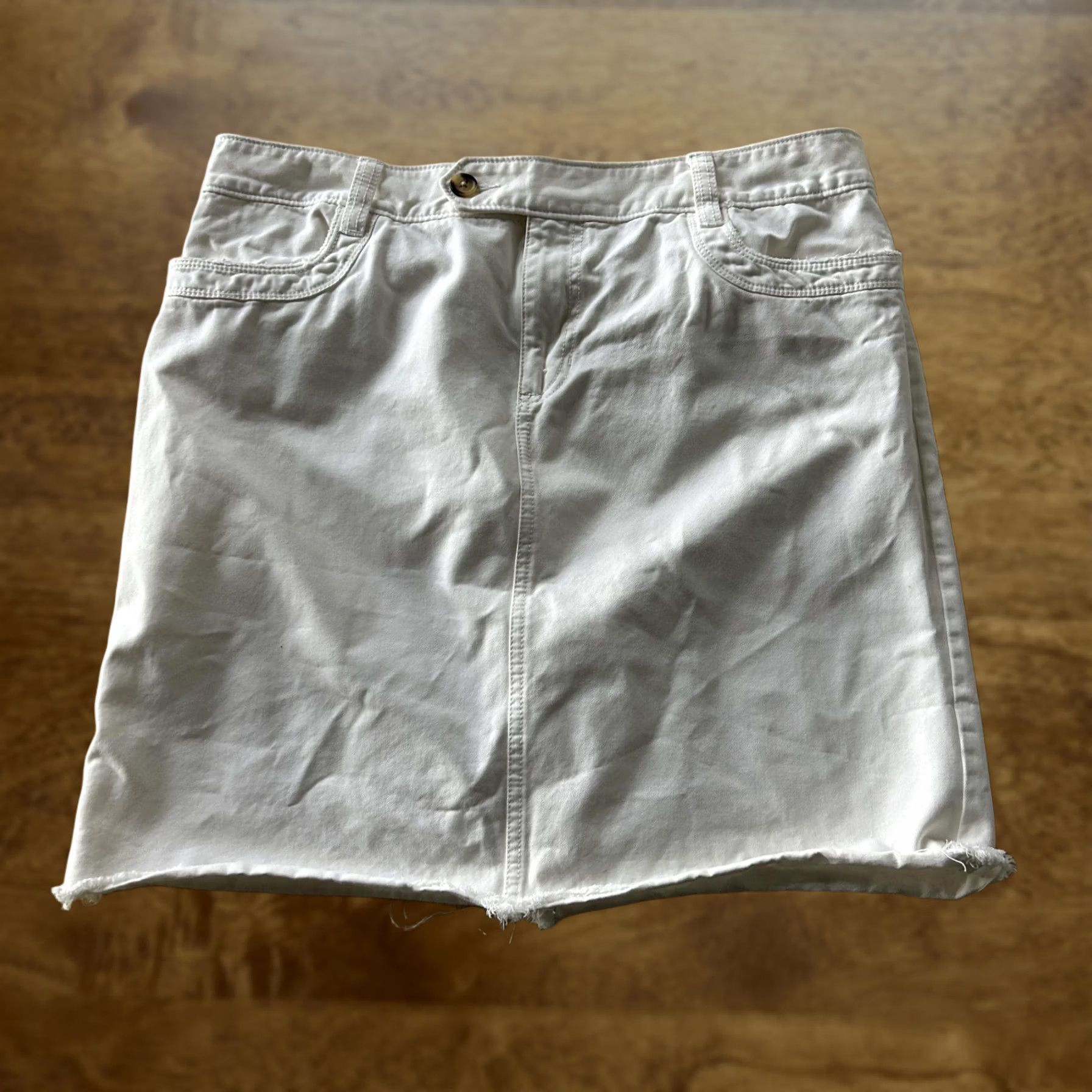 Old Navy Old Navy Skirt Womens 12 White Denim Short Low Waist Pockets Raw Hem Casual Y2K Size 34" / US 12 / IT 48 - 1 Thumbnail