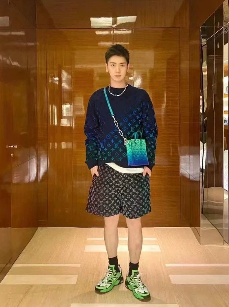 Louis Vuitton Louis Vuitton Dark Blue Colorful Gradient Print Logo Sweat Size US XL / EU 56 / 4 - 7 Thumbnail