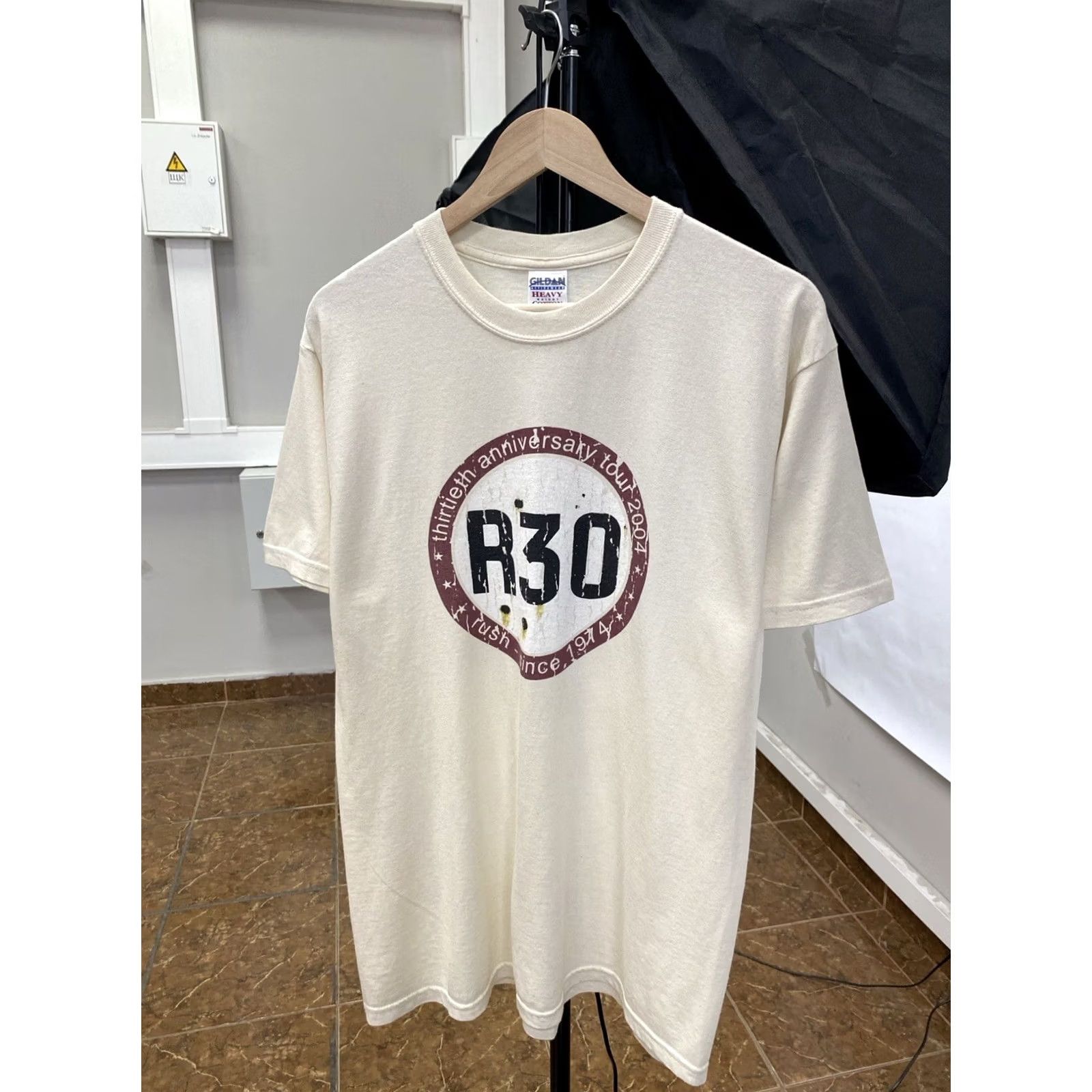 Gildan VINTAGE R30 Thirtieth anniversary tour t-shirt M beige RUSH Gildan Men T-Shirt Size US M / EU 48-50 / 2 - 2 Thumbnail