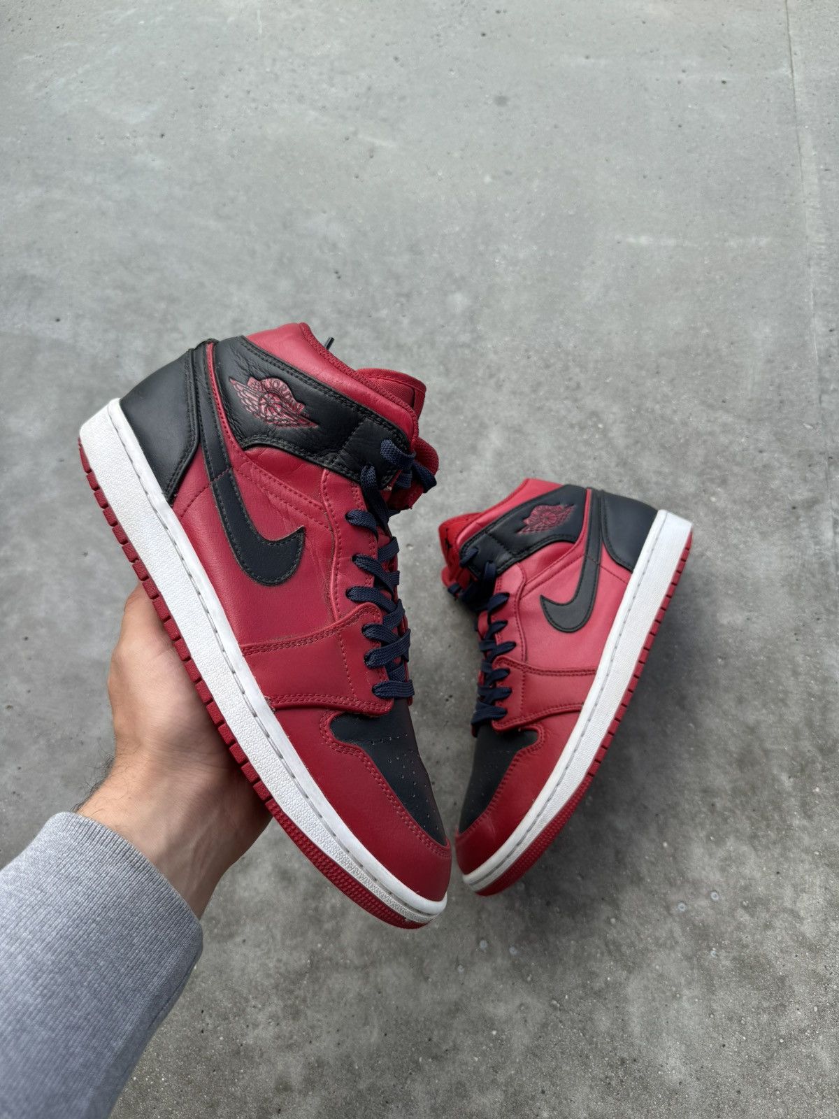 Nike Nike Air Jordan 1 Mid Reverse Bred 2021 Hype Streetwear Size US 8.5 / EU 41-42 - 3 Thumbnail