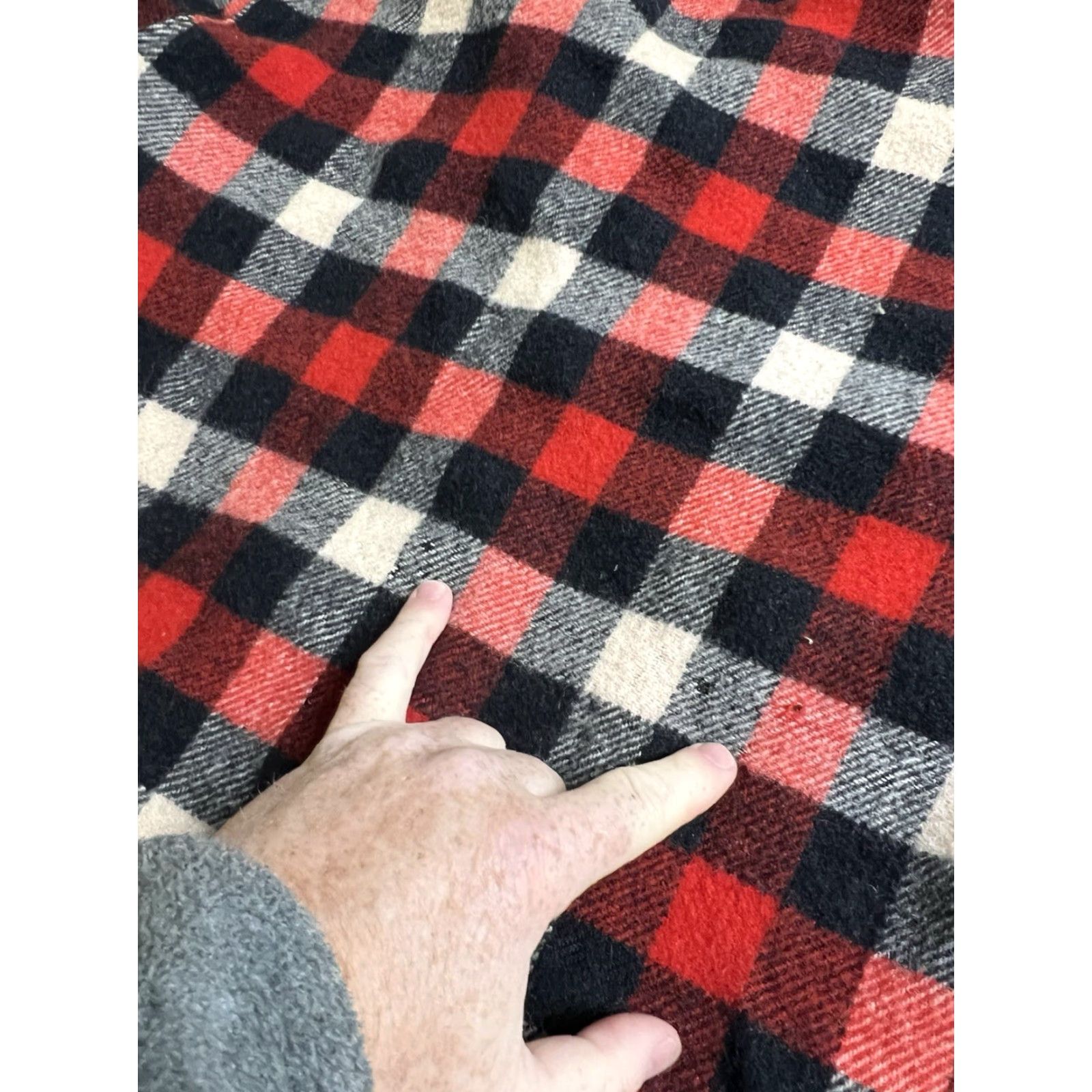 Vintage VINTAGE Woolrich Shirt Buffalo Plaid Heavy Wool Shirt Red Black USA M Size US M / EU 48-50 / 2 - 5 Thumbnail