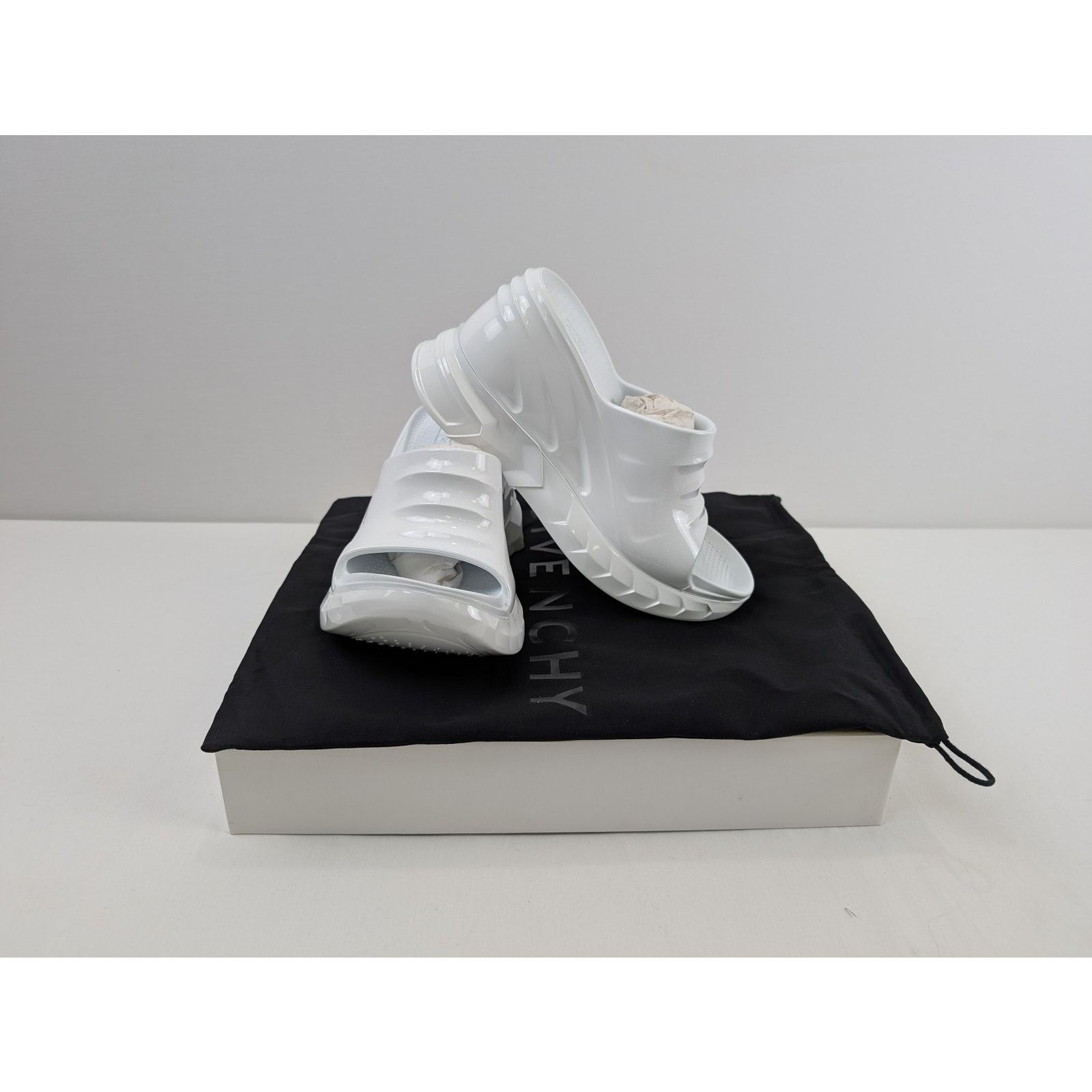 Givenchy o1rshd1 Q:2 / Women's Marshmallow Sandals in White 41 Size US 11 / IT 41 - 11 Thumbnail