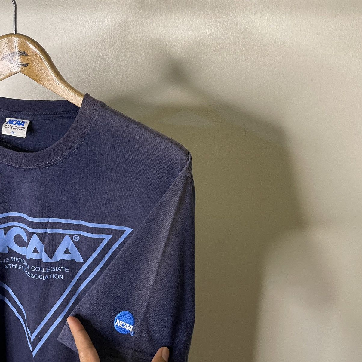 NCAA × Vintage Vintage 2000s NCAA Big Logo T Shirt Size US L / EU 52-54 / 3 - 5 Thumbnail