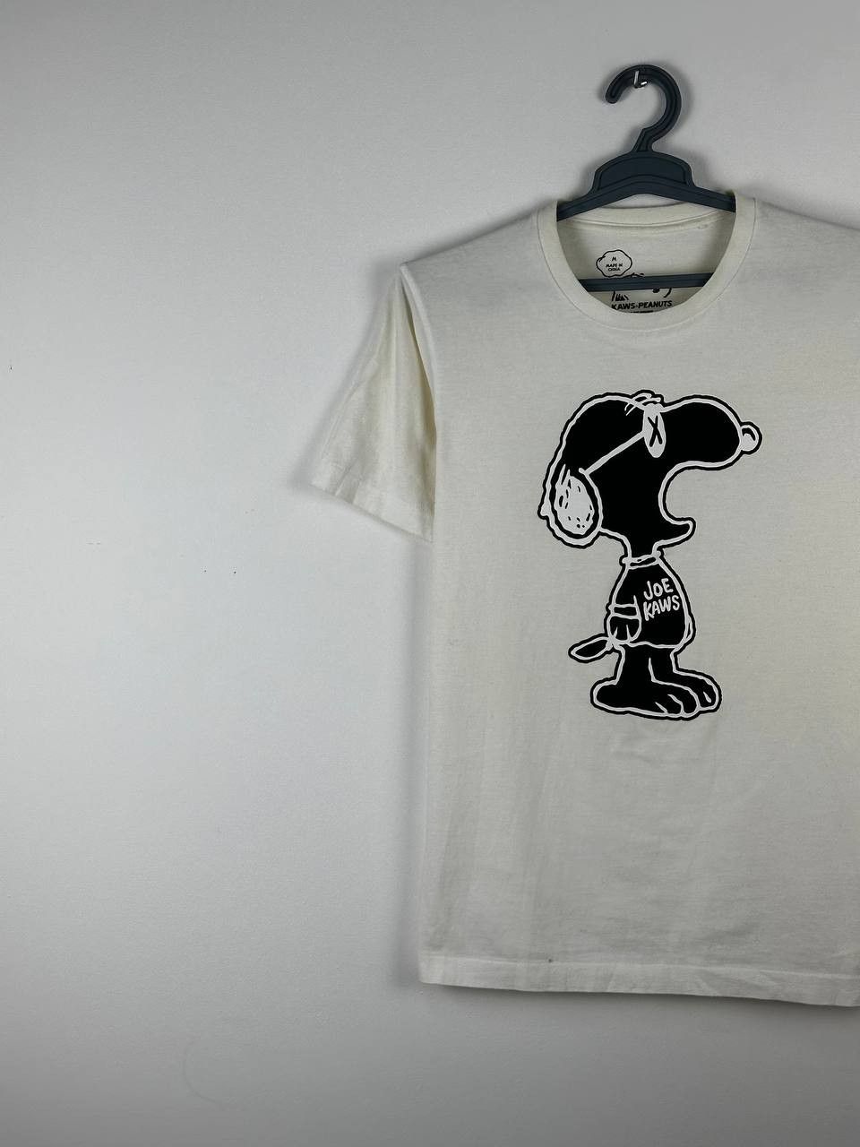 Uniqlo Uniqlo x KAWS Peanuts Snoopy Rare White T Shirt M Size US M / EU 48-50 / 2 - 2 Thumbnail
