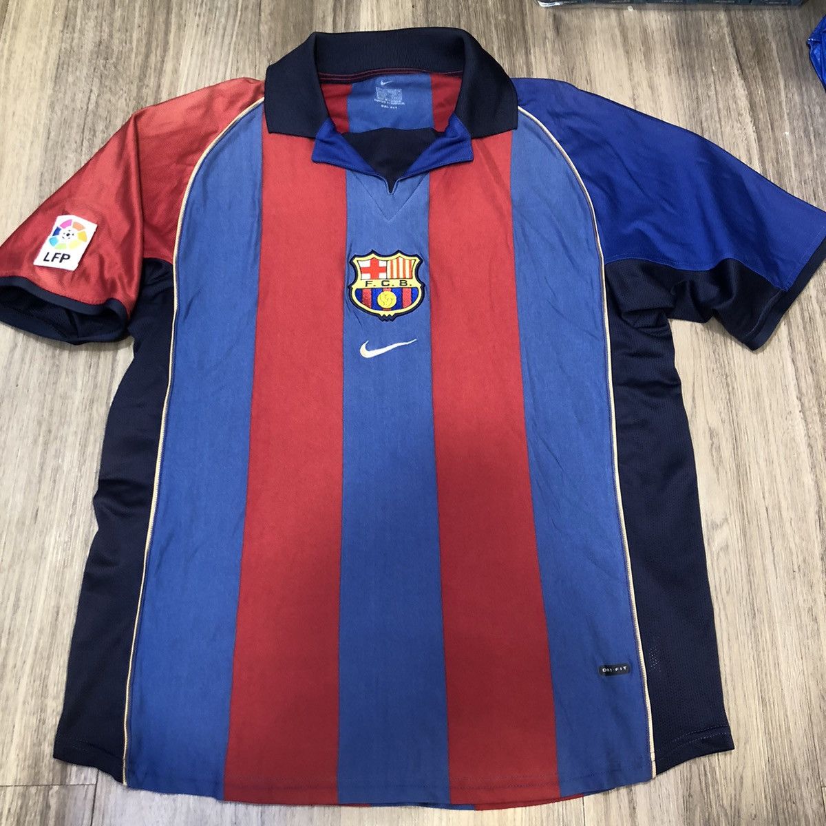 Nike Barcelona 01/02 home shirt Size US M / EU 48-50 / 2 - 1 Thumbnail