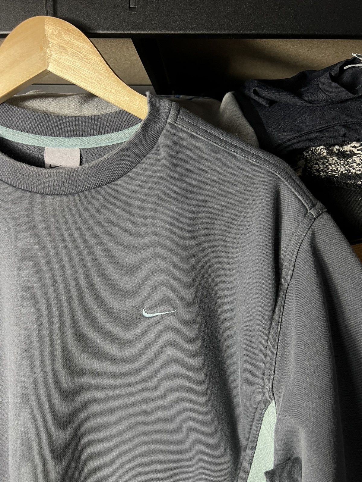 Nike 🩶 Vintage Nike Two-Tone Crewneck Sweatshirt — Size M Size US M / EU 48-50 / 2 - 4 Thumbnail