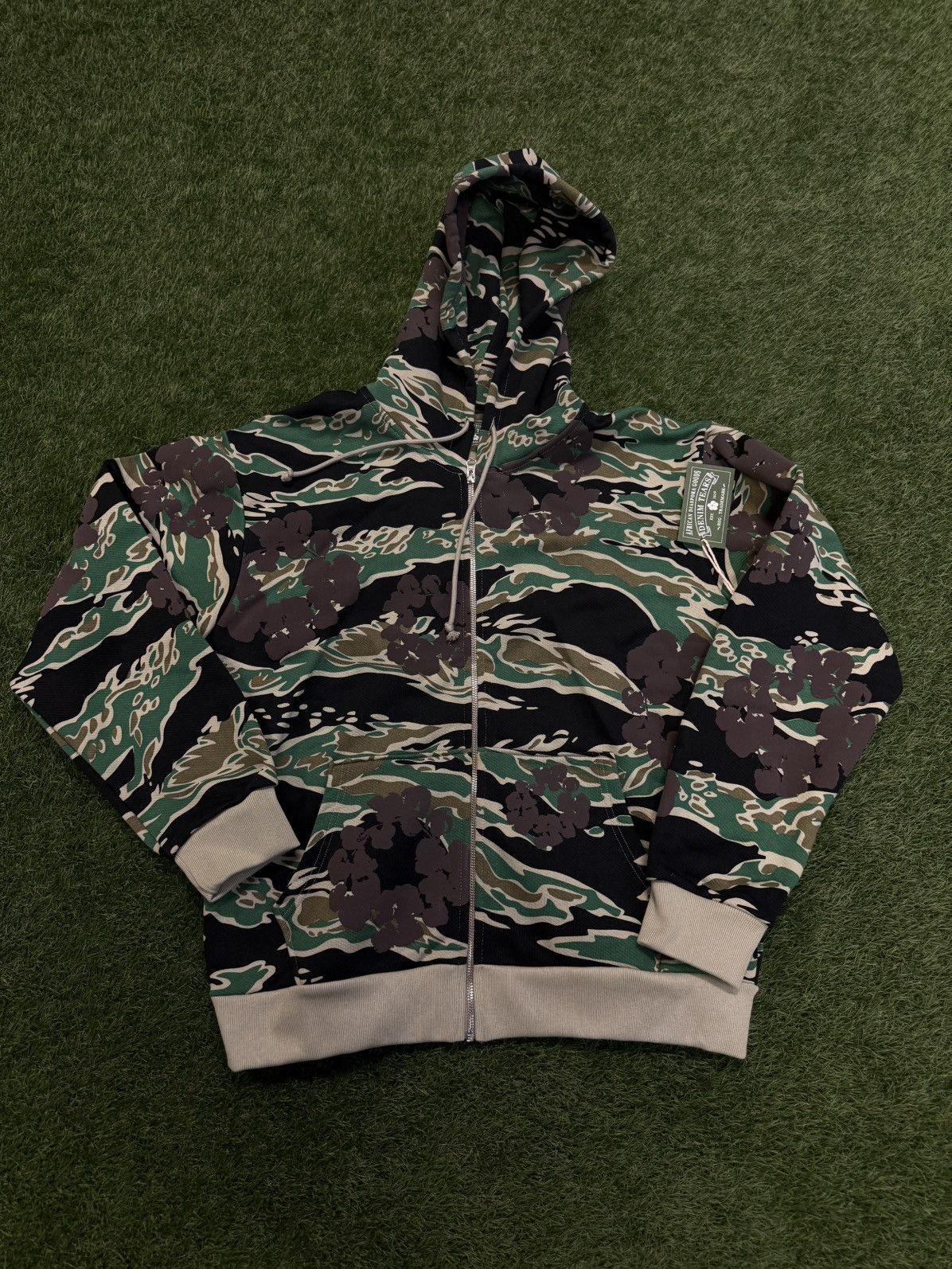 DENIM TEARS Denim Tears Cotton Wreath Hoodie Green Size Medium (NEW) Size US M / EU 48-50 / 2 - 1 Thumbnail