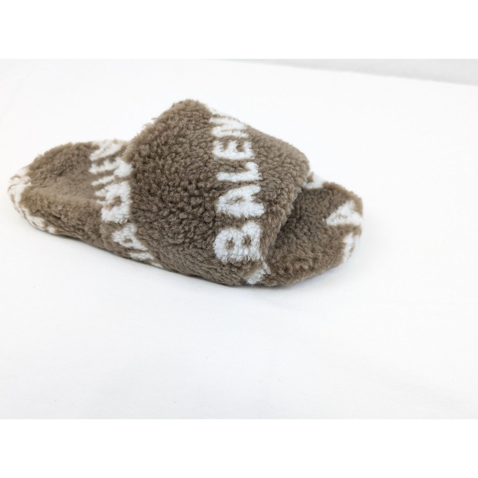 Balenciaga o1rshd1 All Over Logo Furry Slides in Dark Mink Grey/White Size US 10 / IT 40 - 2 Thumbnail