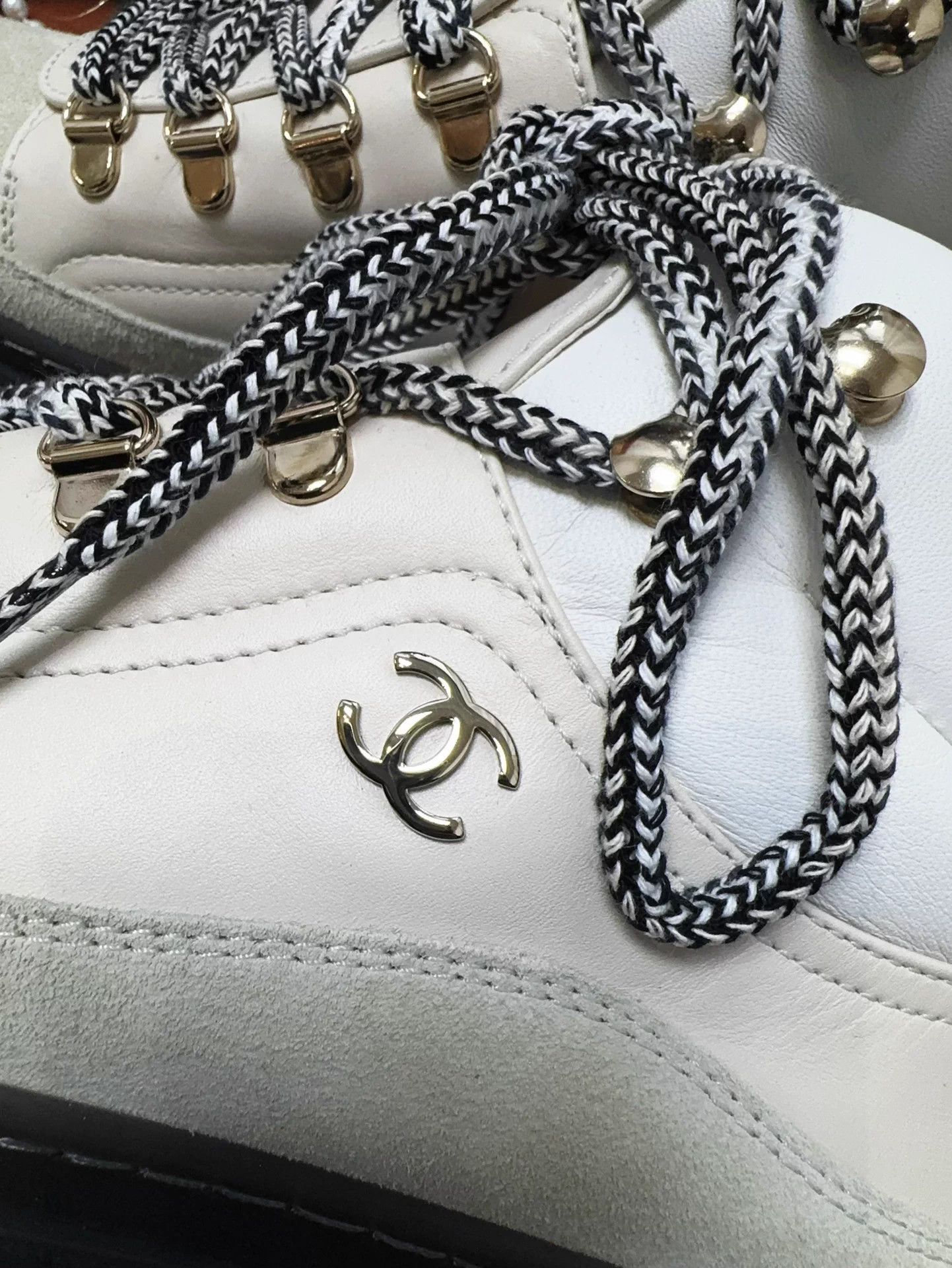 Chanel Chanel Coco neige cream suede lace-up snow boots 36 new Size US 5 / IT 35 - 3 Thumbnail