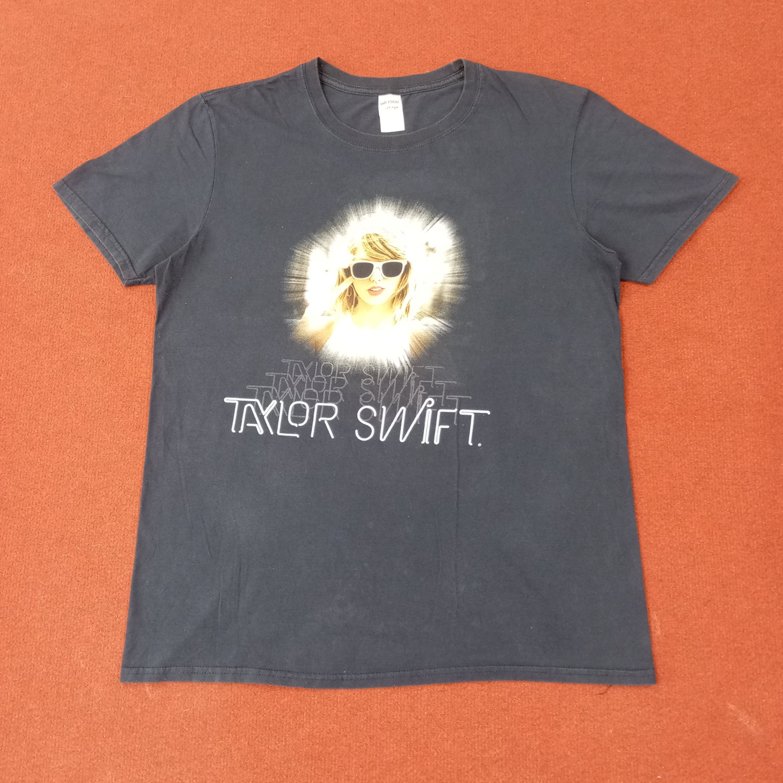 Band Tees Taylor Swift Singer Music Tour Tshirt c223n48 Size US L / EU 52-54 / 3 - 1 Thumbnail