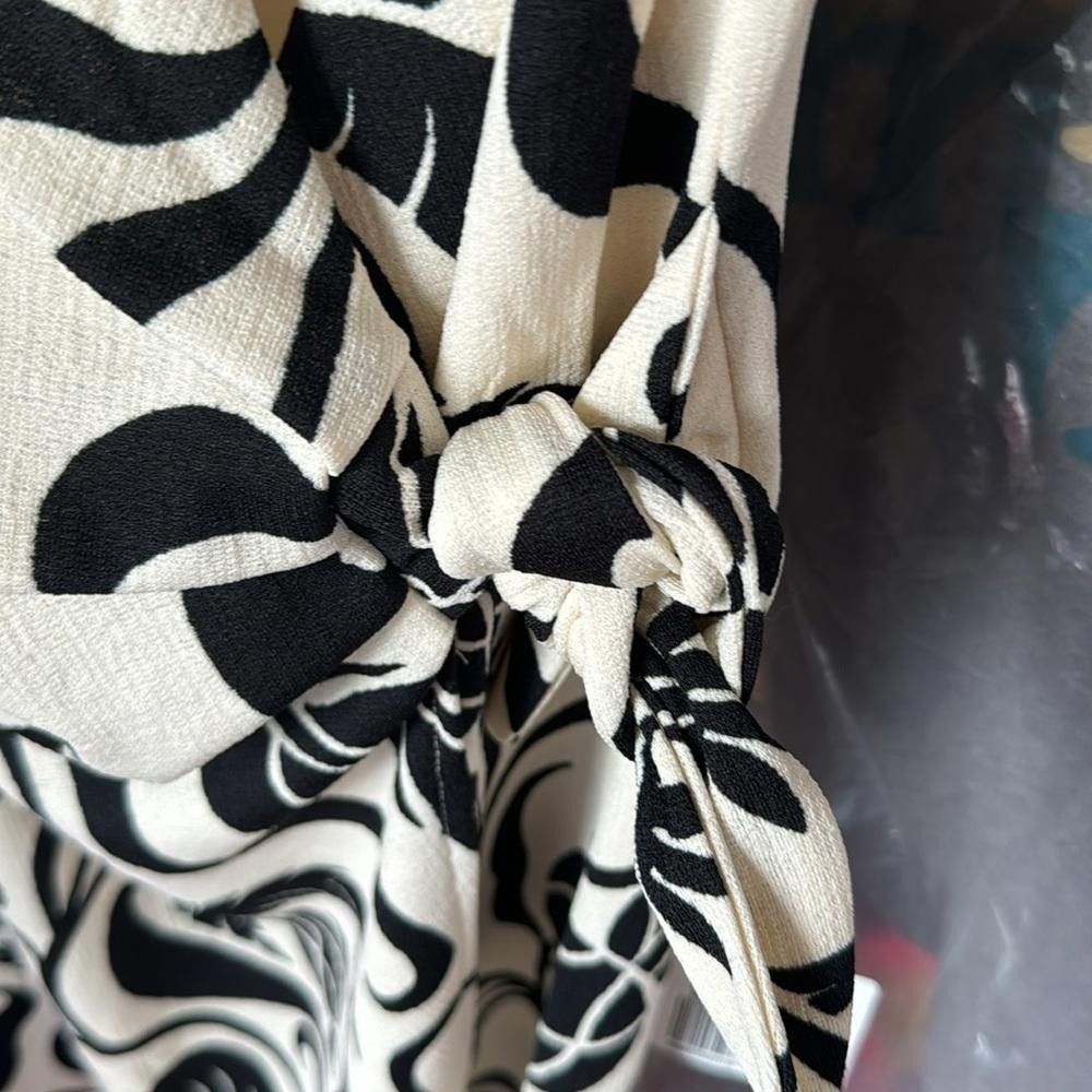H&M H and M Textured wrap dress in palm print Size XS / US 0-2 / IT 36-38 - 4 Thumbnail