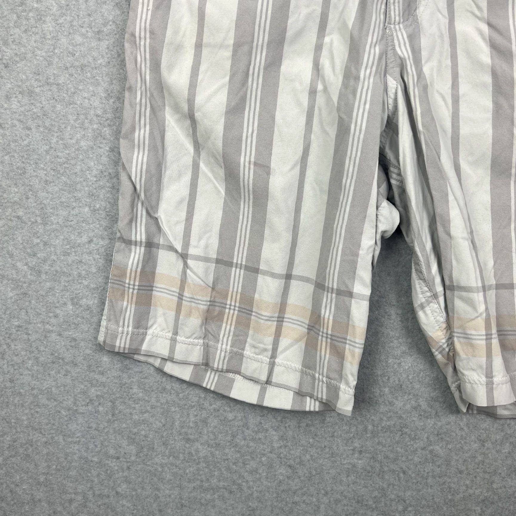 Lululemon Lululemon Shorts Mens 32 Gray White Striped Casual Golf Lightweight Chino Size US 32 / EU 48 - 6 Thumbnail