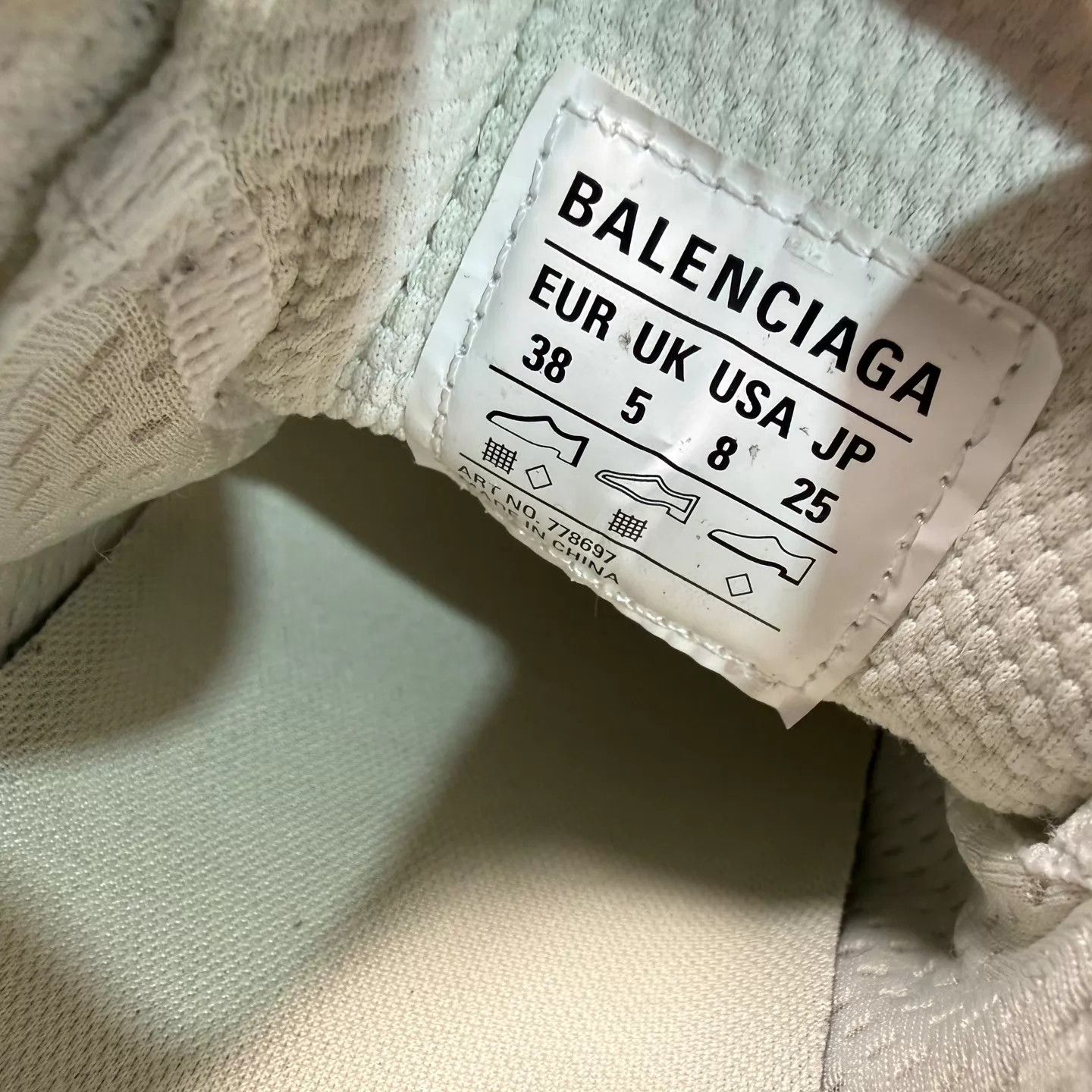 Balenciaga Balenciaga Distressed Crazy Laces Beaded Dad Sneaker W38 Size US 7.5 / IT 37.5 - 9 Thumbnail