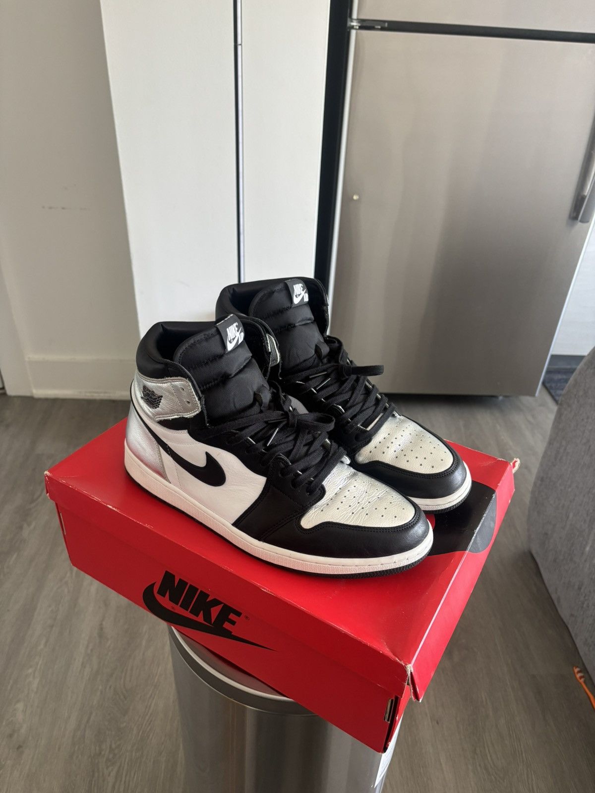 Jordan Brand Jordan 1 Retro “Silver Toe” Size US 13 / EU 46 - 2 Thumbnail