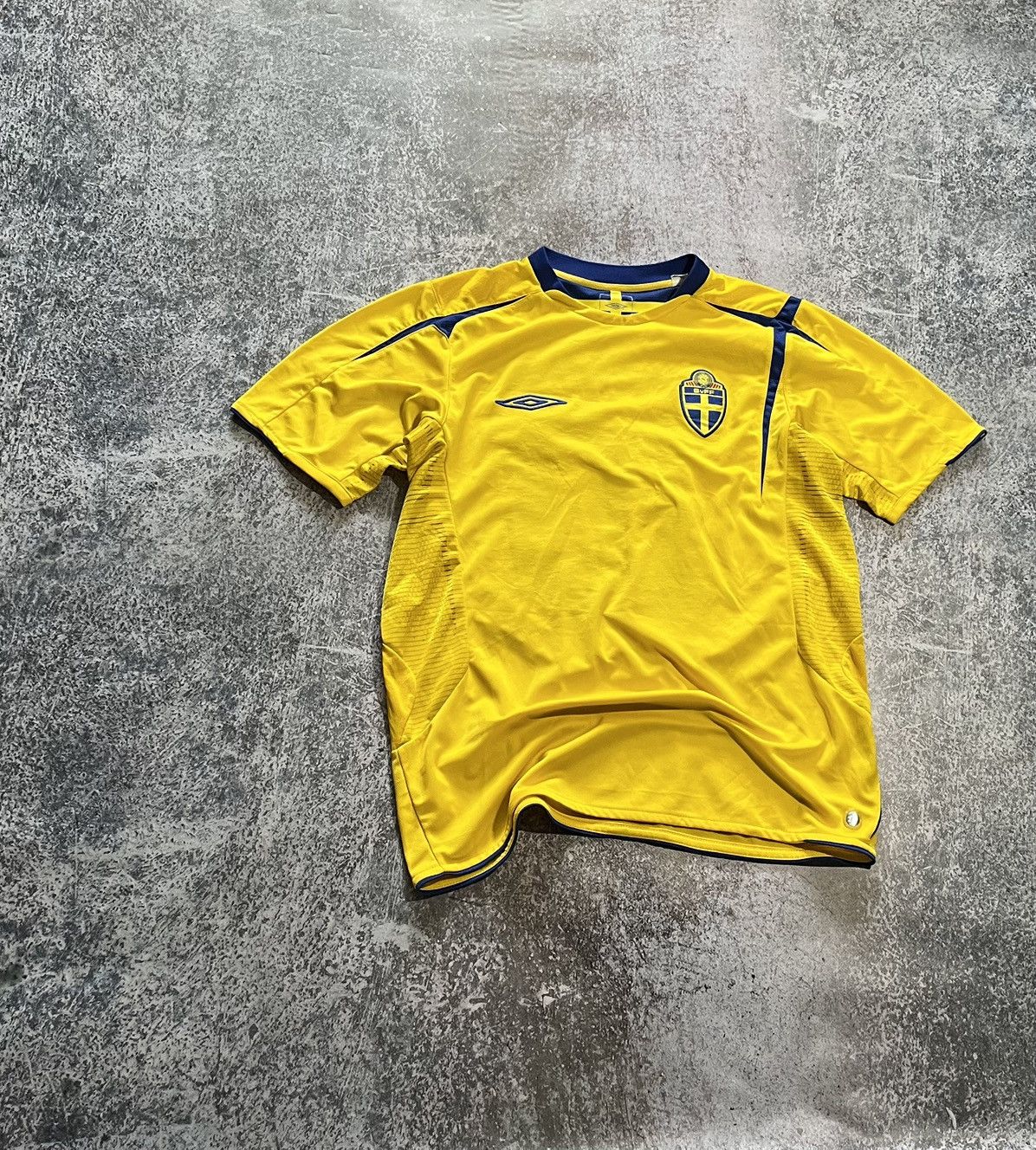 Umbro Sweden Umbro Soccer shirt Jersey 2005-2006 season home🇸🇪 Size US M / EU 48-50 / 2 - 2 Thumbnail
