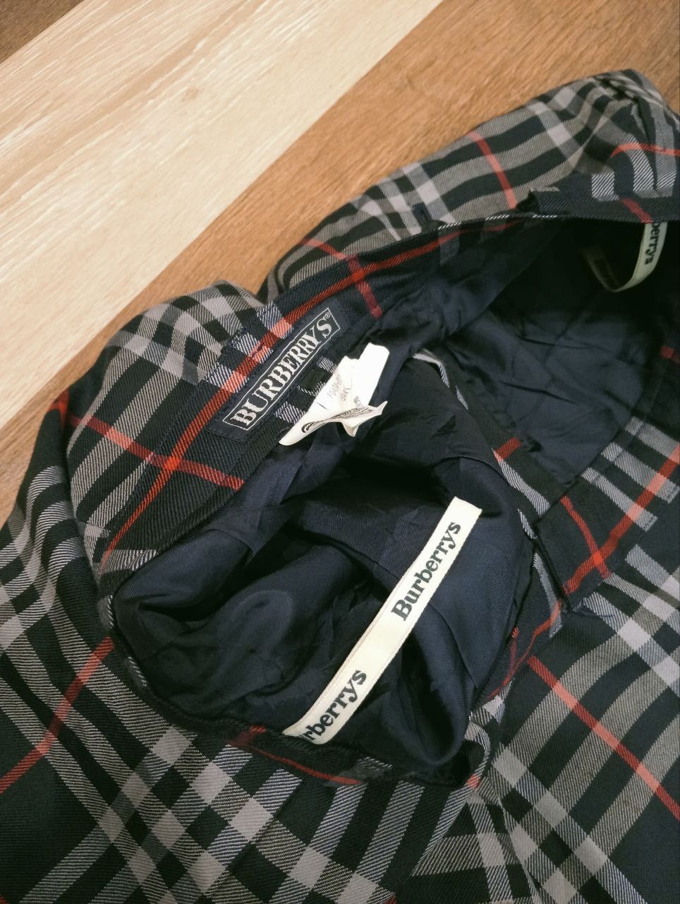 Burberry VINTAGE BURBERRYS NOVA CHECK WOOL SHORTPANTS Size 26" / US 2 / IT 38 - 6 Thumbnail