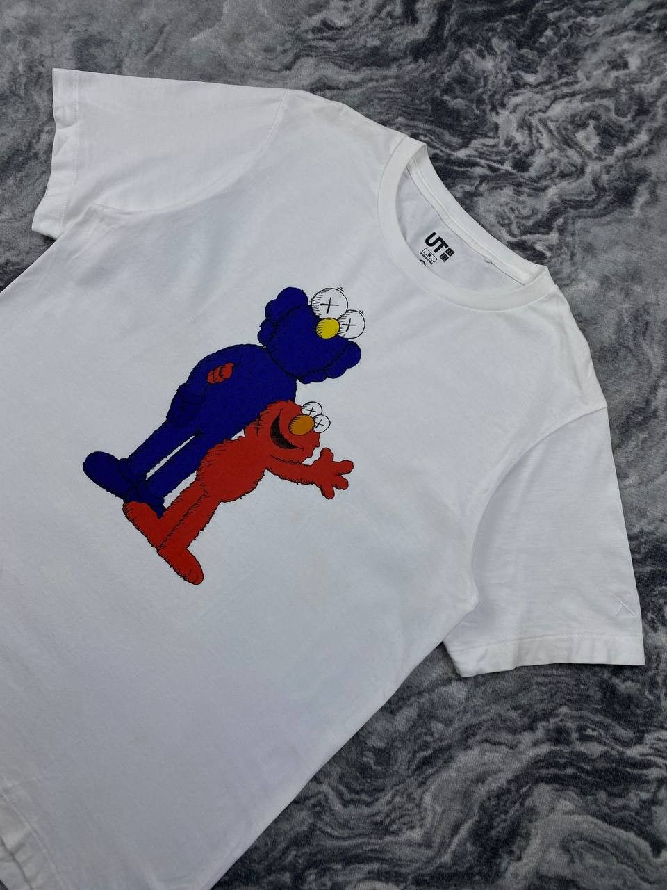 Kaws Kaws x Uniqlo x Sesame Street BFF Elmo T Shirt Men Size M Size US M / EU 48-50 / 2 - 10 Thumbnail