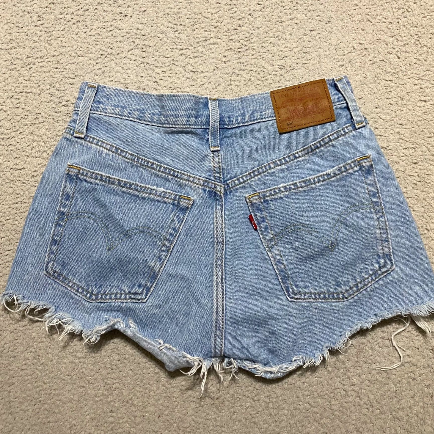 Levi's Levi's 501 Jeans Shorts Blue Denim Medium Wash Cut-Off Inseam 2" Womens Size 28 Shorts Structured Pockets 5-Pocket Design Modern Classic Mens? Wait Size 28" / US 6 / IT 42 - 2 Thumbnail