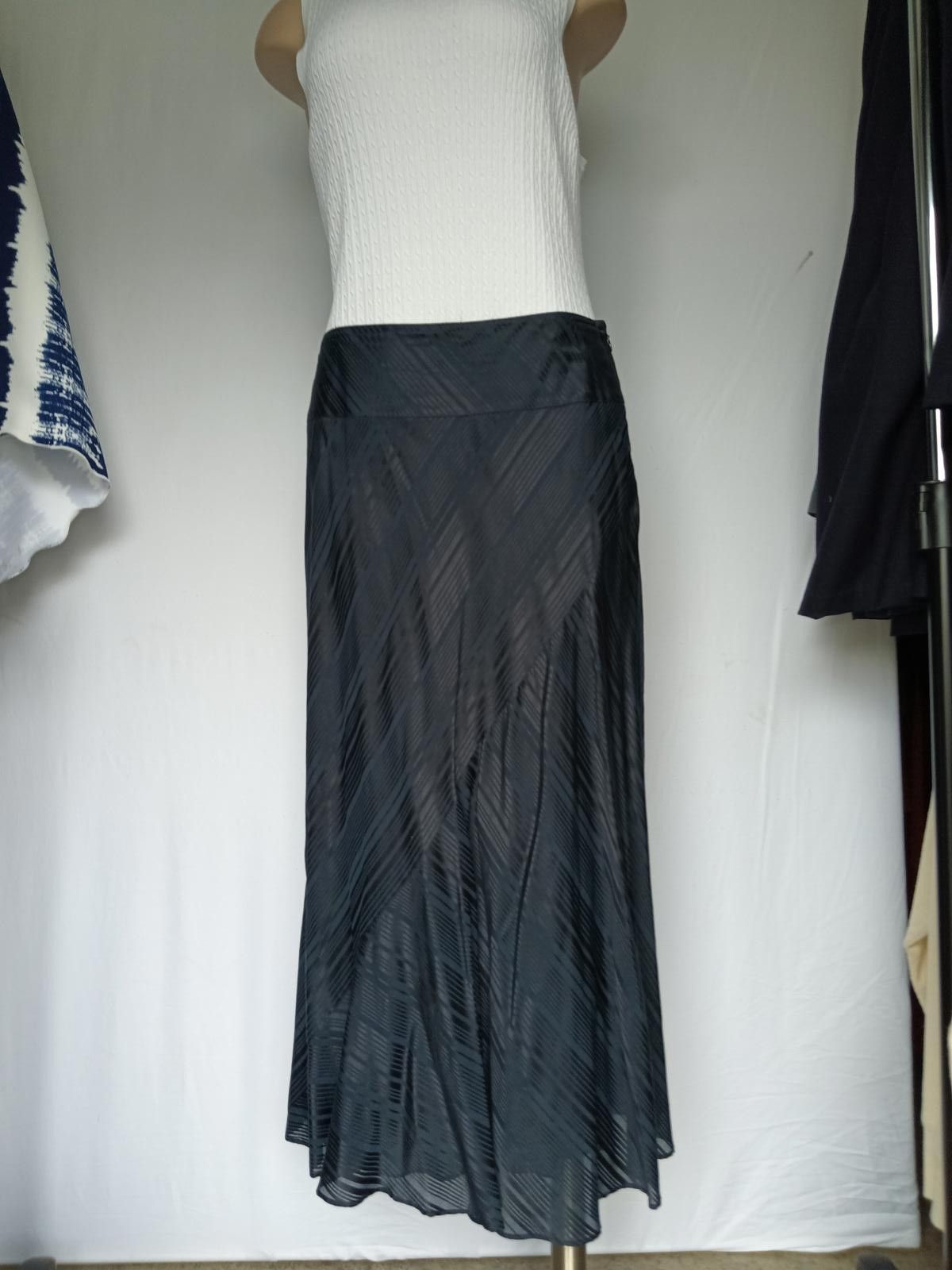 Designer Talbots Petite Black Skirt - Stylish & Flowing Size 30" / US 8 / IT 44 - 1 Thumbnail