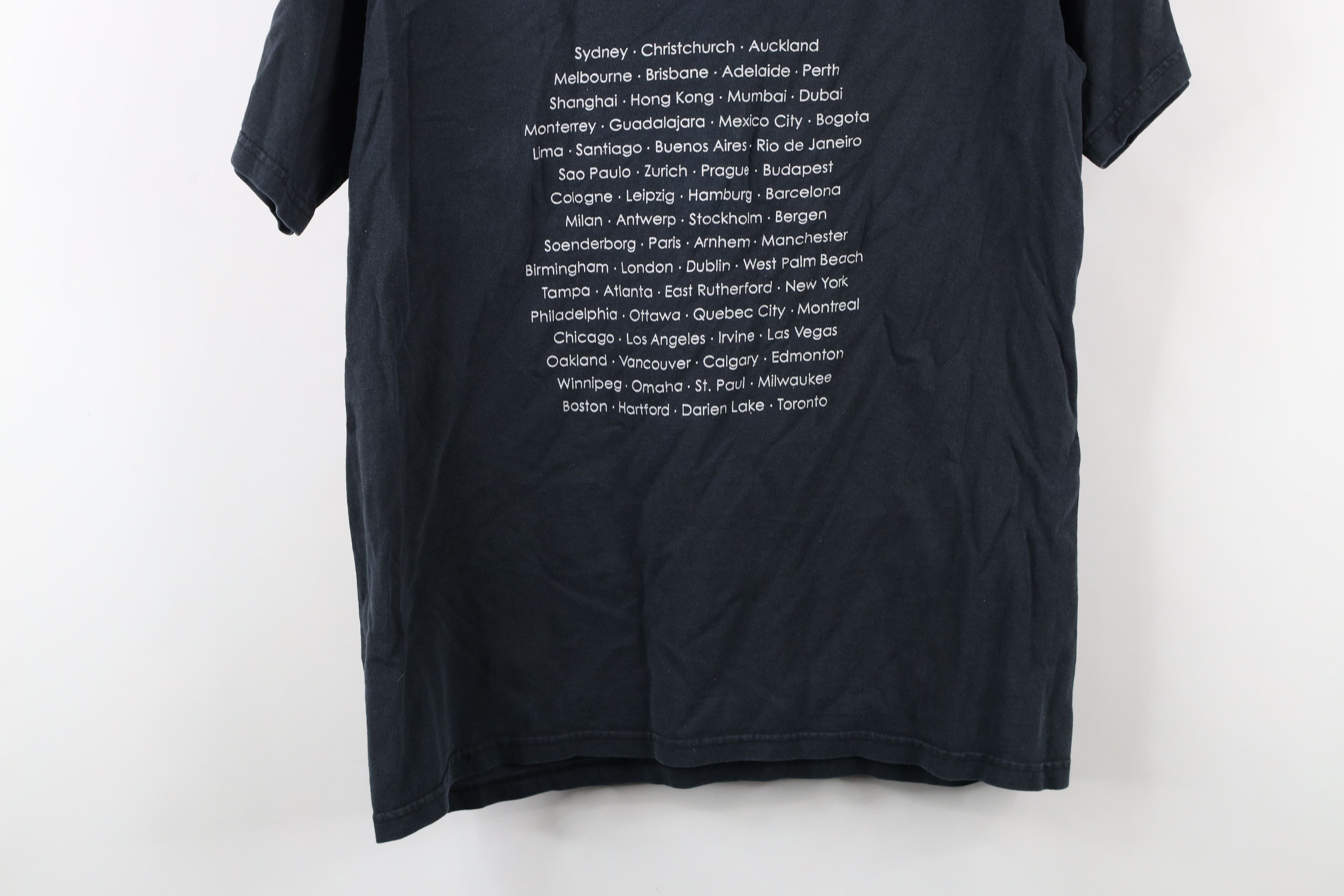 Vintage Vintage Y2K 2007 of the Moon Roger Waters Pink Floyd T-Shirt Size US M / EU 48-50 / 2 - 11 Thumbnail