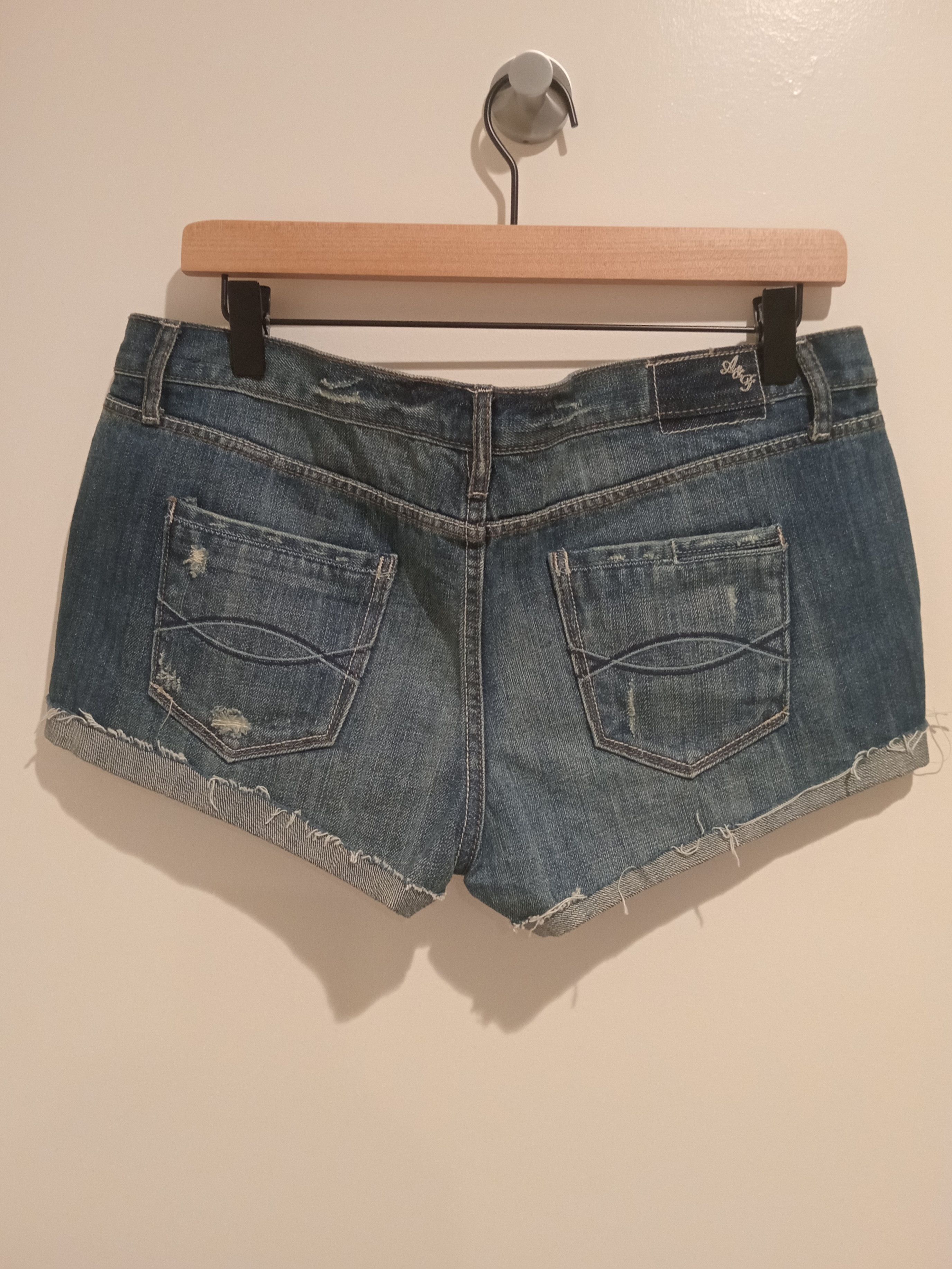Abercrombie & Fitch Abercrombie & Fitch Distressed Denim Hot Shorts Women's Size 30" / US 8 / IT 44 - 9 Thumbnail