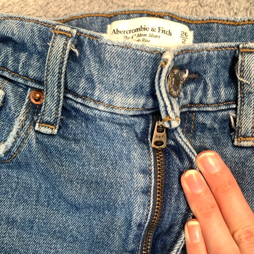 Abercrombie & Fitch Abercrombie & Fitch Mom Short High Rise Blue Jean Shorts 26 Women 4" Blue Denim Shorts Womens Size 26" / US 2 / IT 38 - 5 Thumbnail