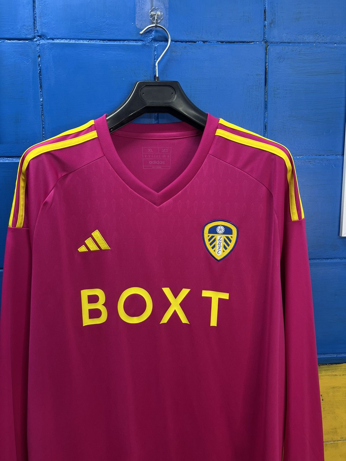 Adidas Leeds United 23/24 jersey Goalkeeper Football Shirt Size US XL / EU 56 / 4 - 3 Thumbnail