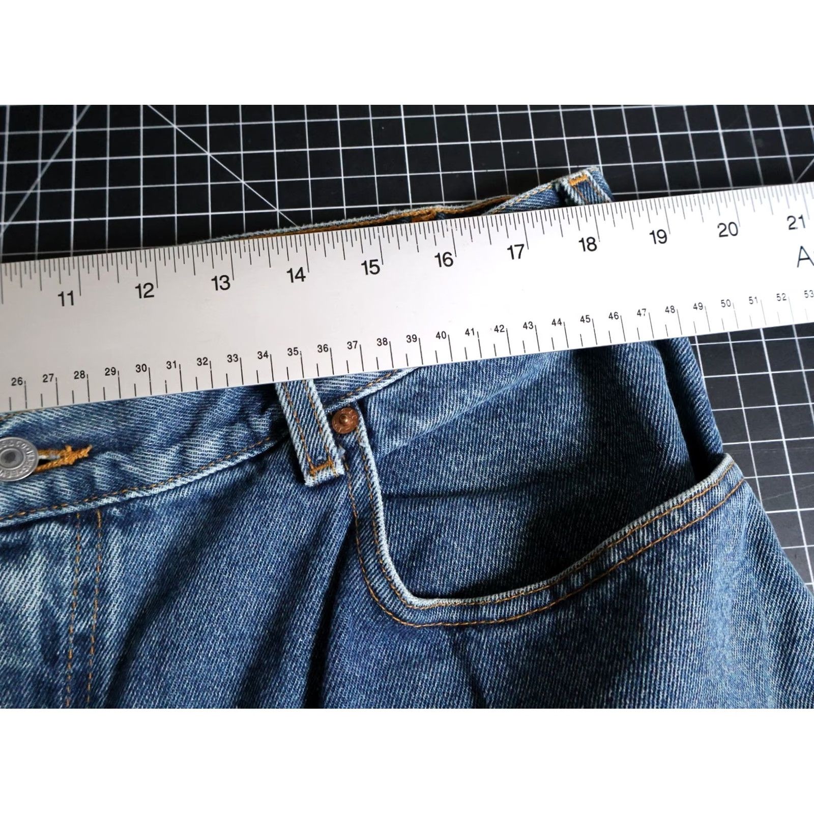 Levi's VINTAGE Levi's 560 Jeans Men's 36 x 30 Loose Fit Tapered Leg Blue Denim Jeans 90s Grunge Retro Mens Size US 36 / EU 52 - 6 Thumbnail